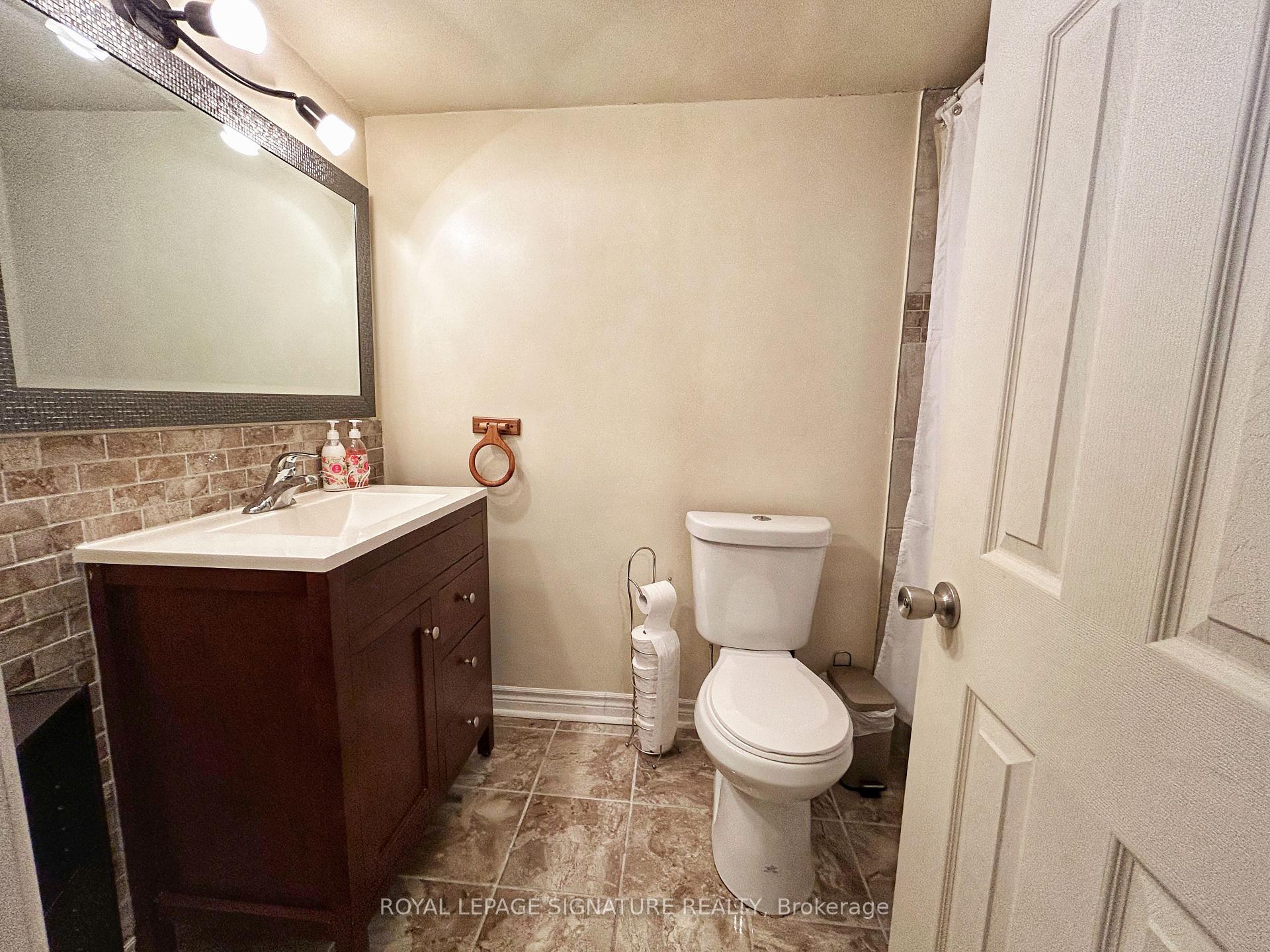 Photo 21 of 33 Courtleigh Square, Brampton, Heart Lake East — HOMEH