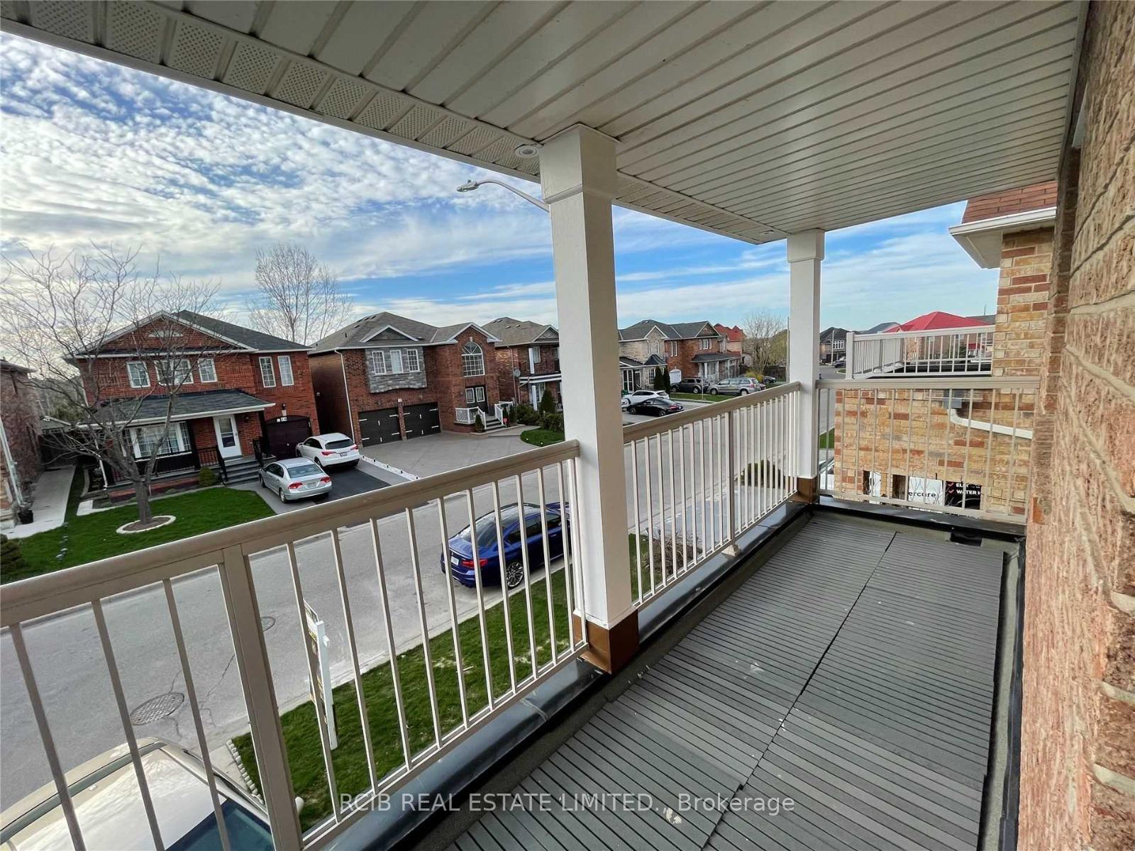 Photo 2 of 17 Schooner Drive S, Brampton, Fletcher's Meadow — HOMEH