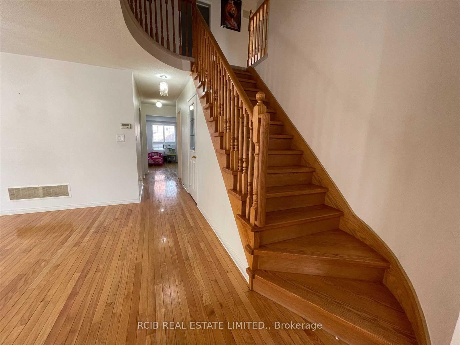 Photo 5 of 17 Schooner Drive S, Brampton, Fletcher's Meadow — HOMEH