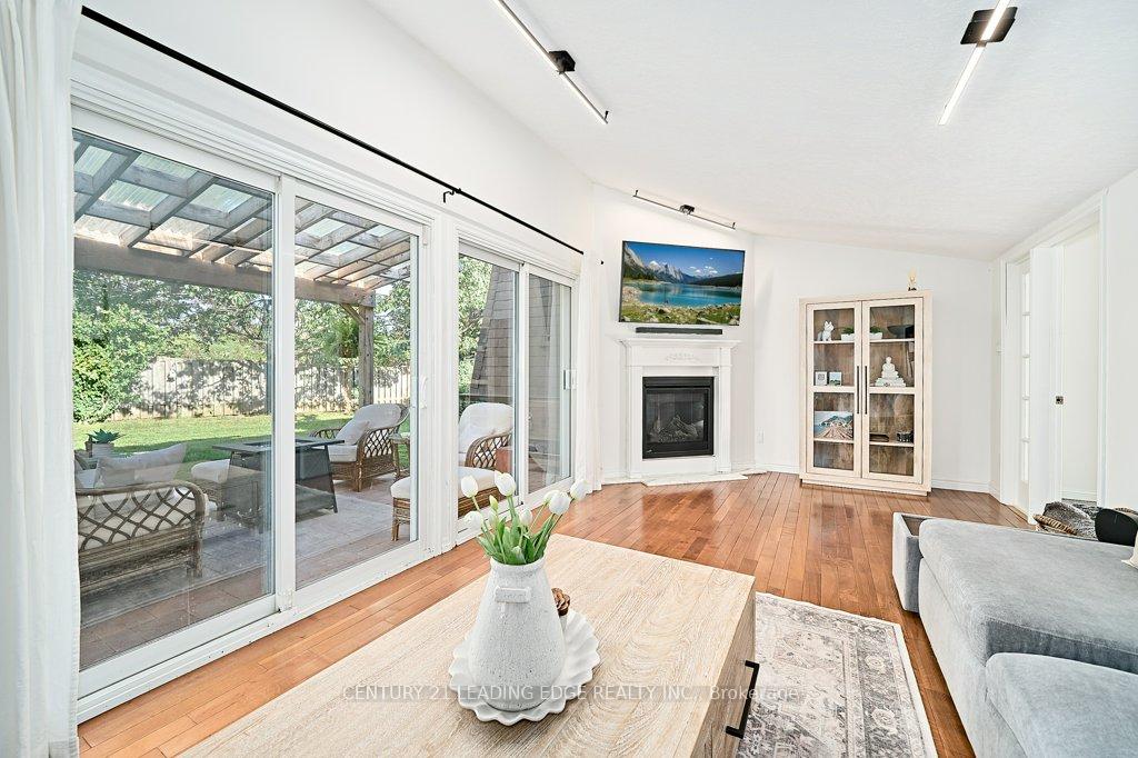 Photo 10 of 25 Eileen Drive, Barrie, Allandale Heights — HOMEH