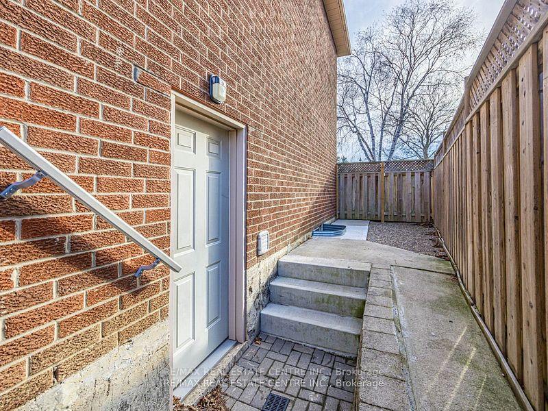 Photo 6 of 28 Huntley Court, Brampton, Heart Lake West — HOMEH