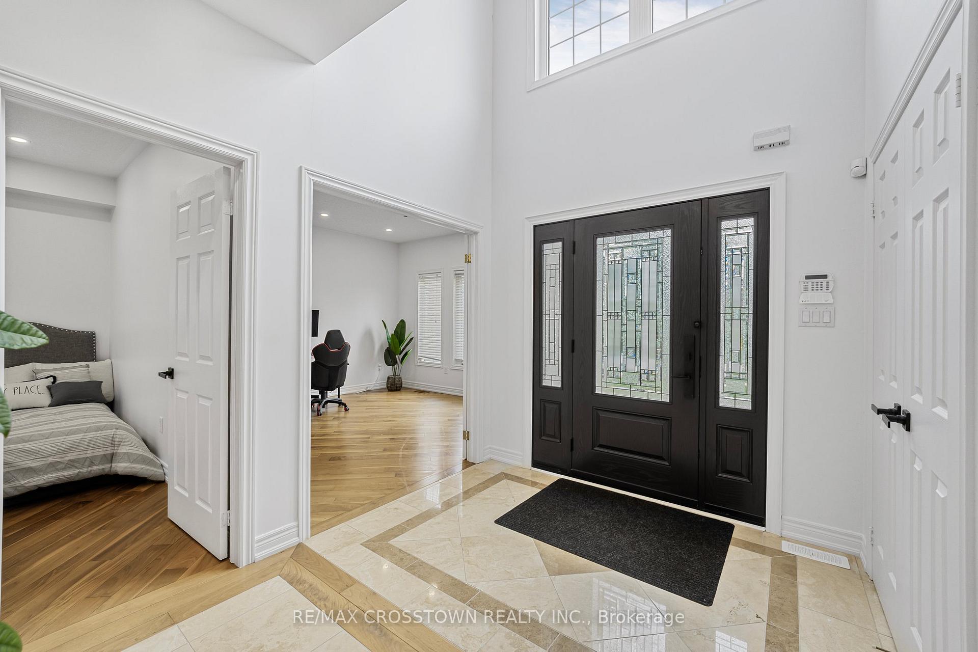 Photo 4 of 24 Windsor Crescent, Barrie, Innis-Shore — HOMEH