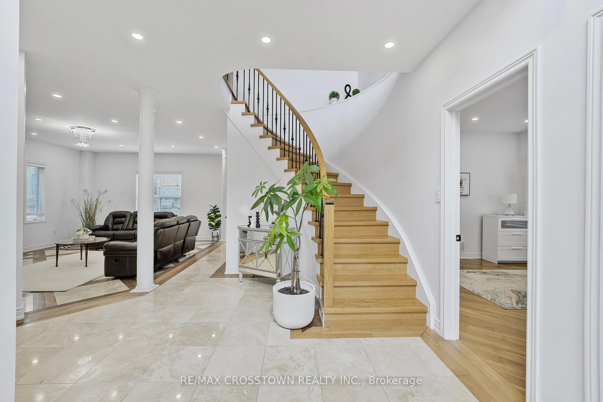 Photo 8 of 24 Windsor Crescent, Barrie, Innis-Shore — HOMEH