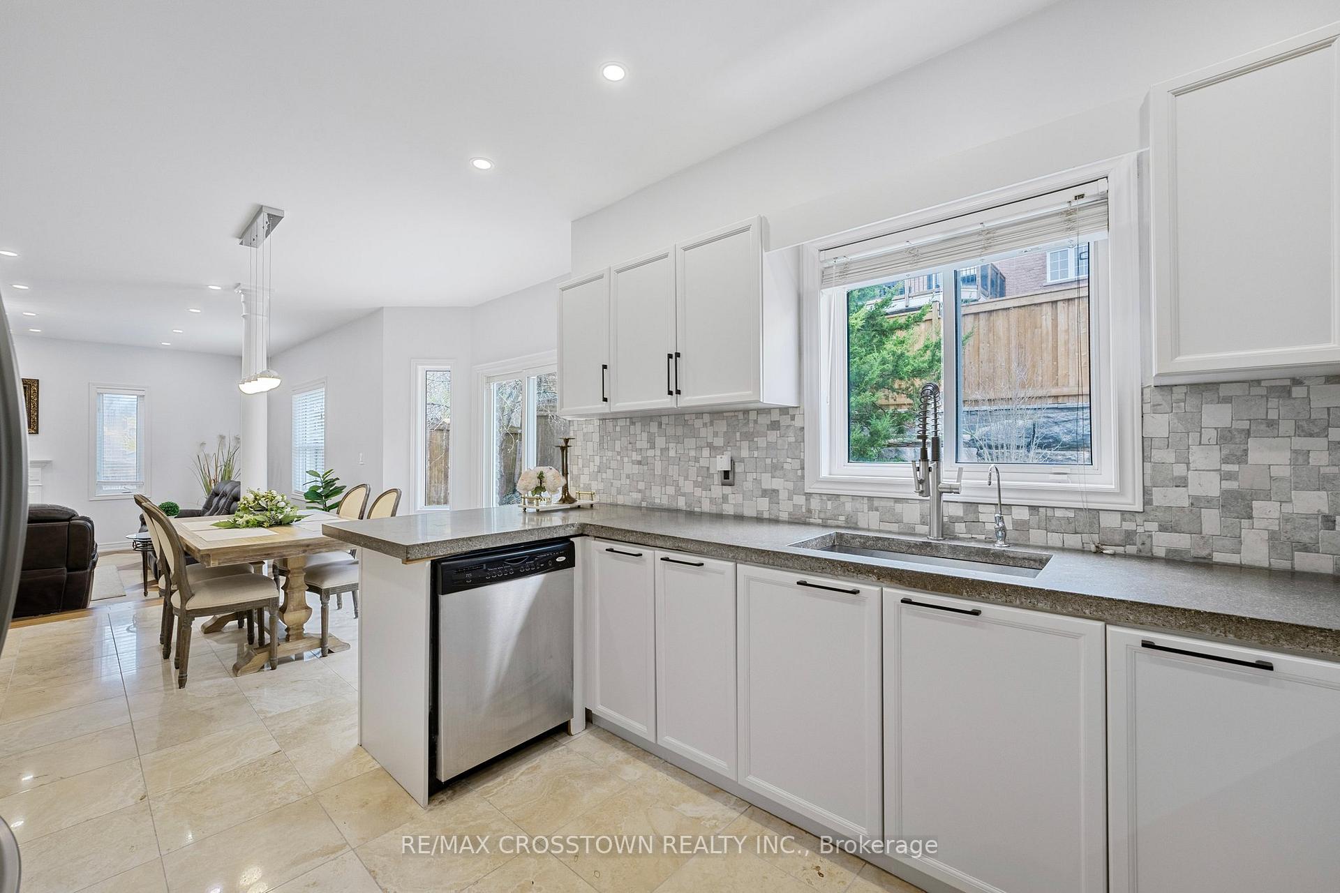 Photo 14 of 24 Windsor Crescent, Barrie, Innis-Shore — HOMEH