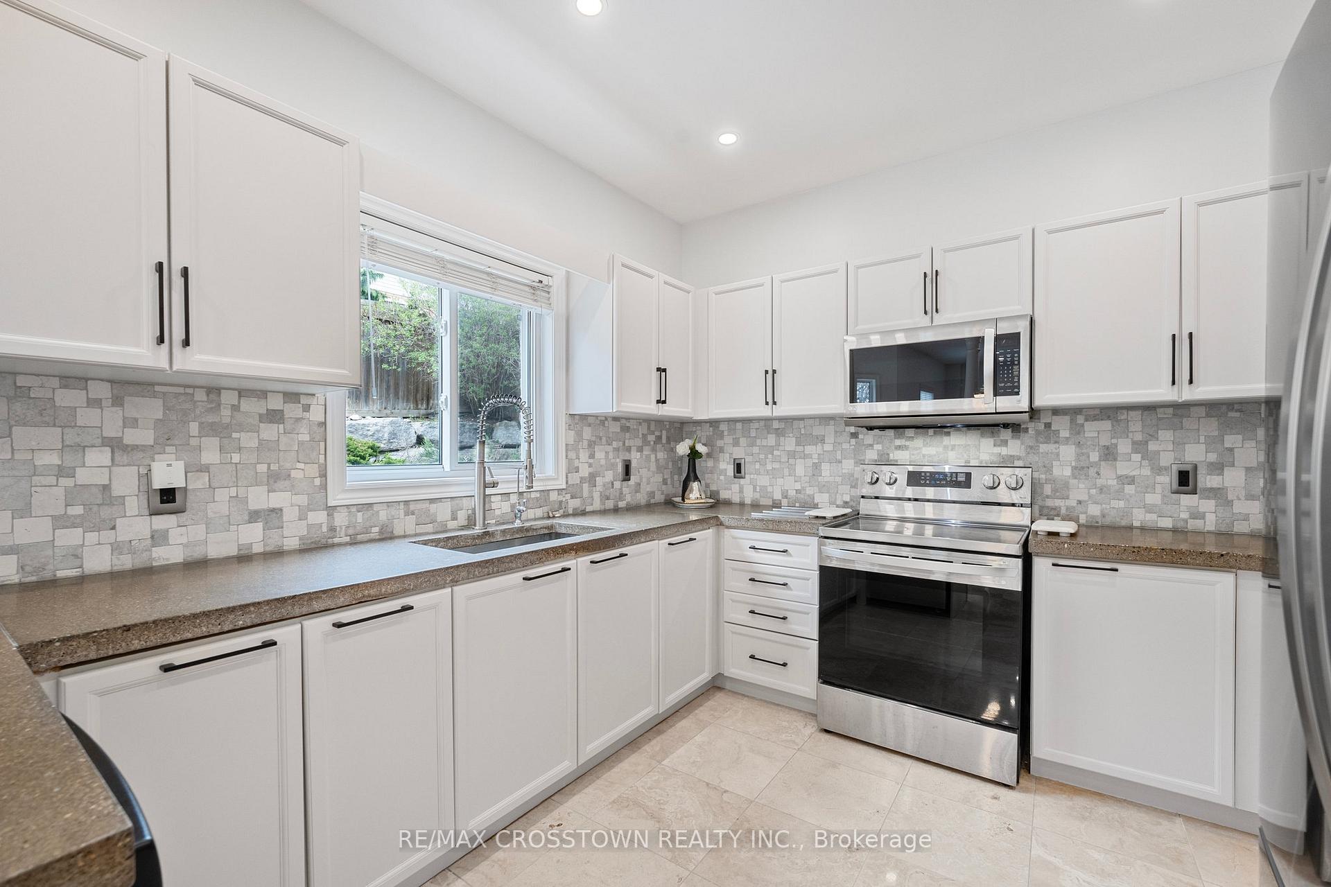 Photo 15 of 24 Windsor Crescent, Barrie, Innis-Shore — HOMEH