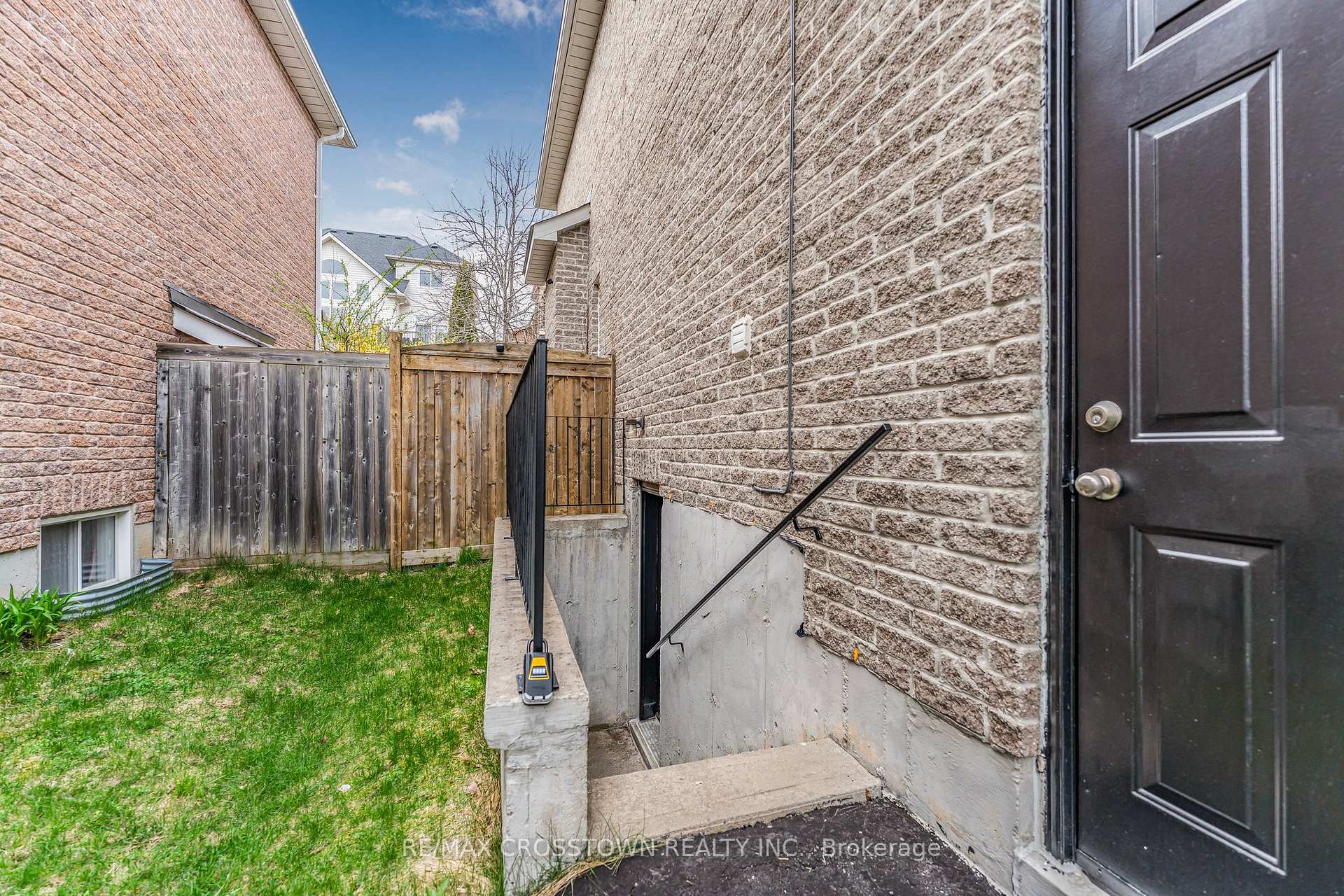 Photo 40 of 24 Windsor Crescent, Barrie, Innis-Shore — HOMEH