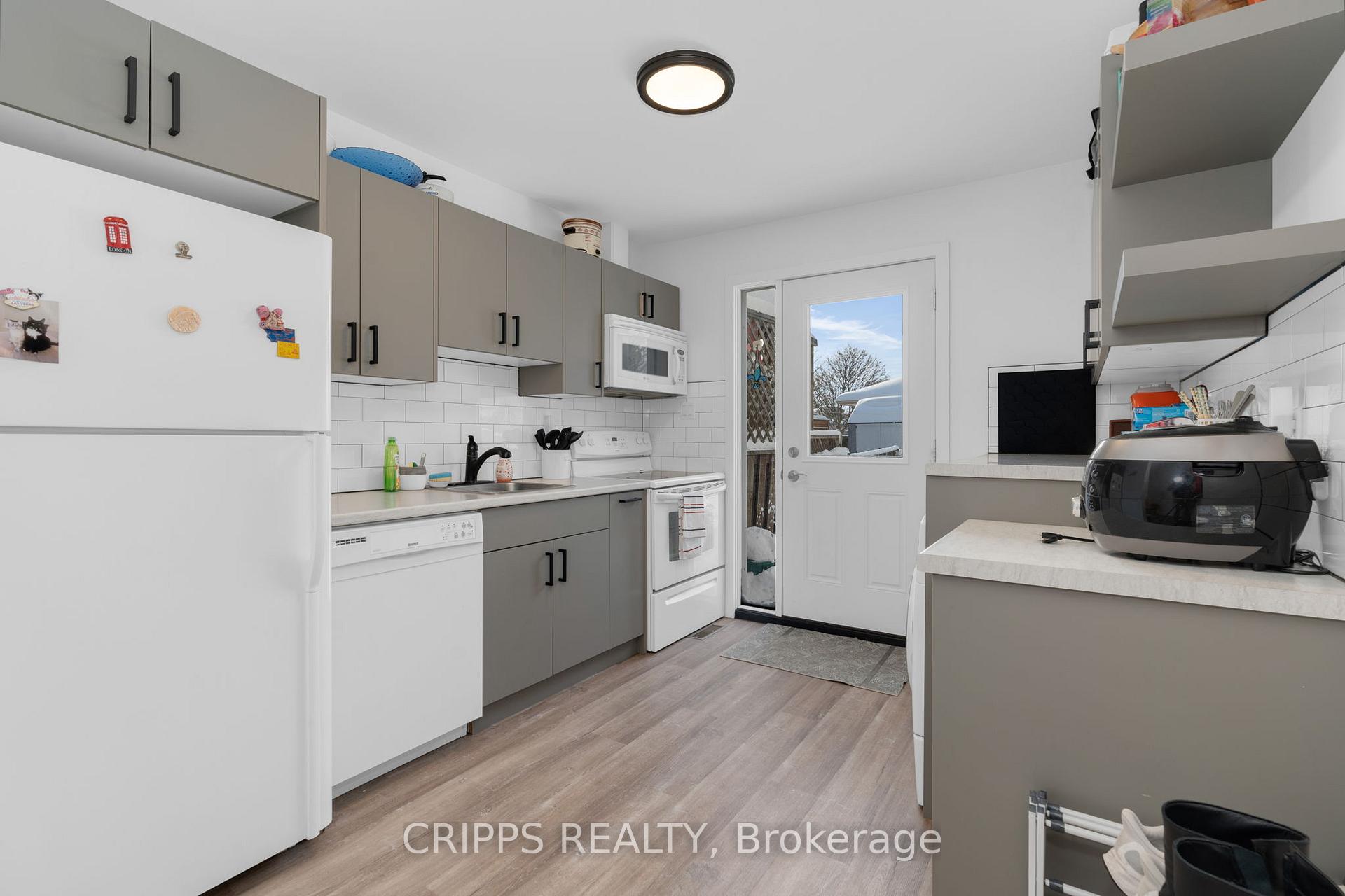 Photo 6 of 332 Browning Trail, Barrie, Letitia Heights — HOMEH