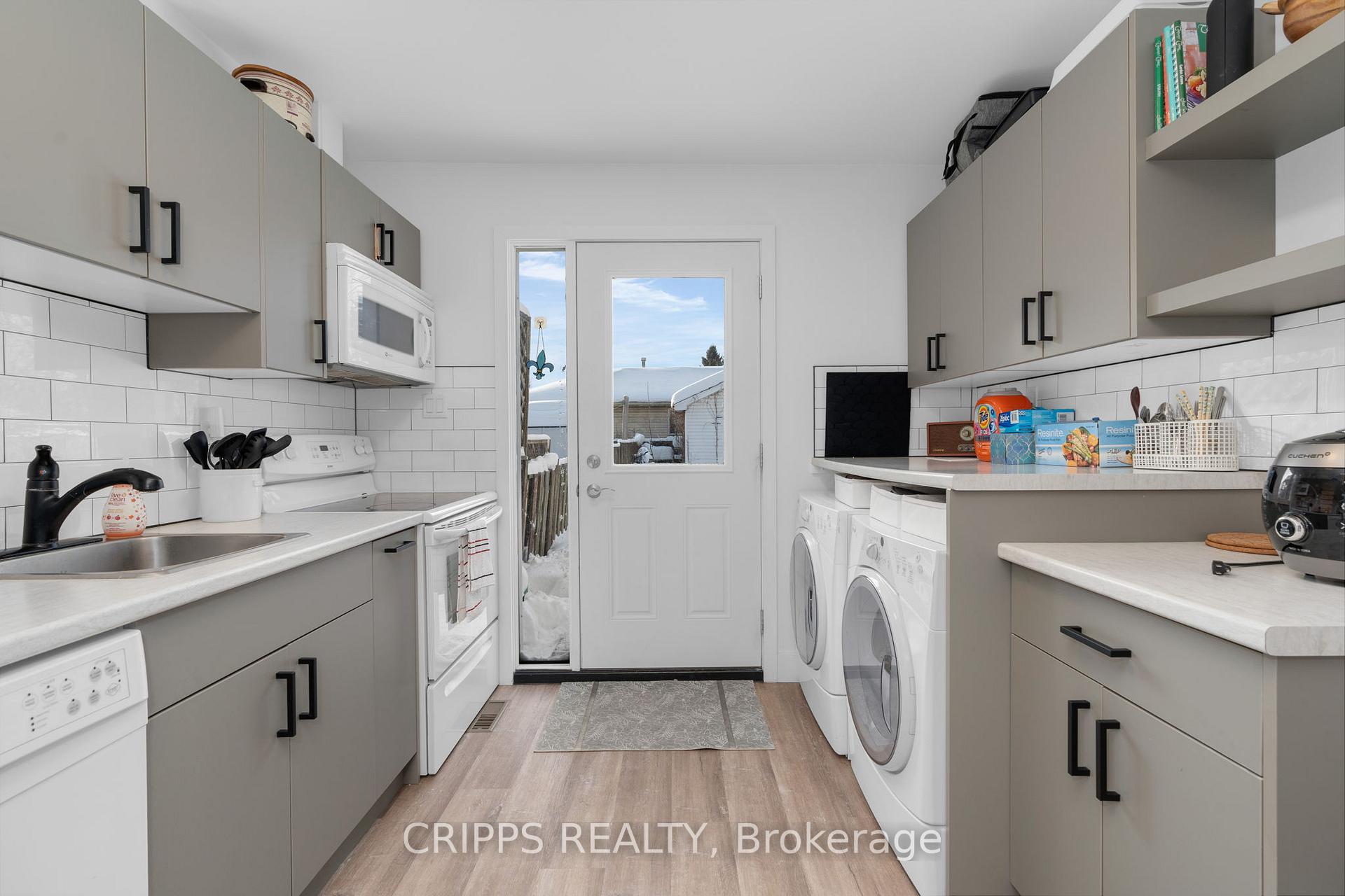 Photo 7 of 332 Browning Trail, Barrie, Letitia Heights — HOMEH