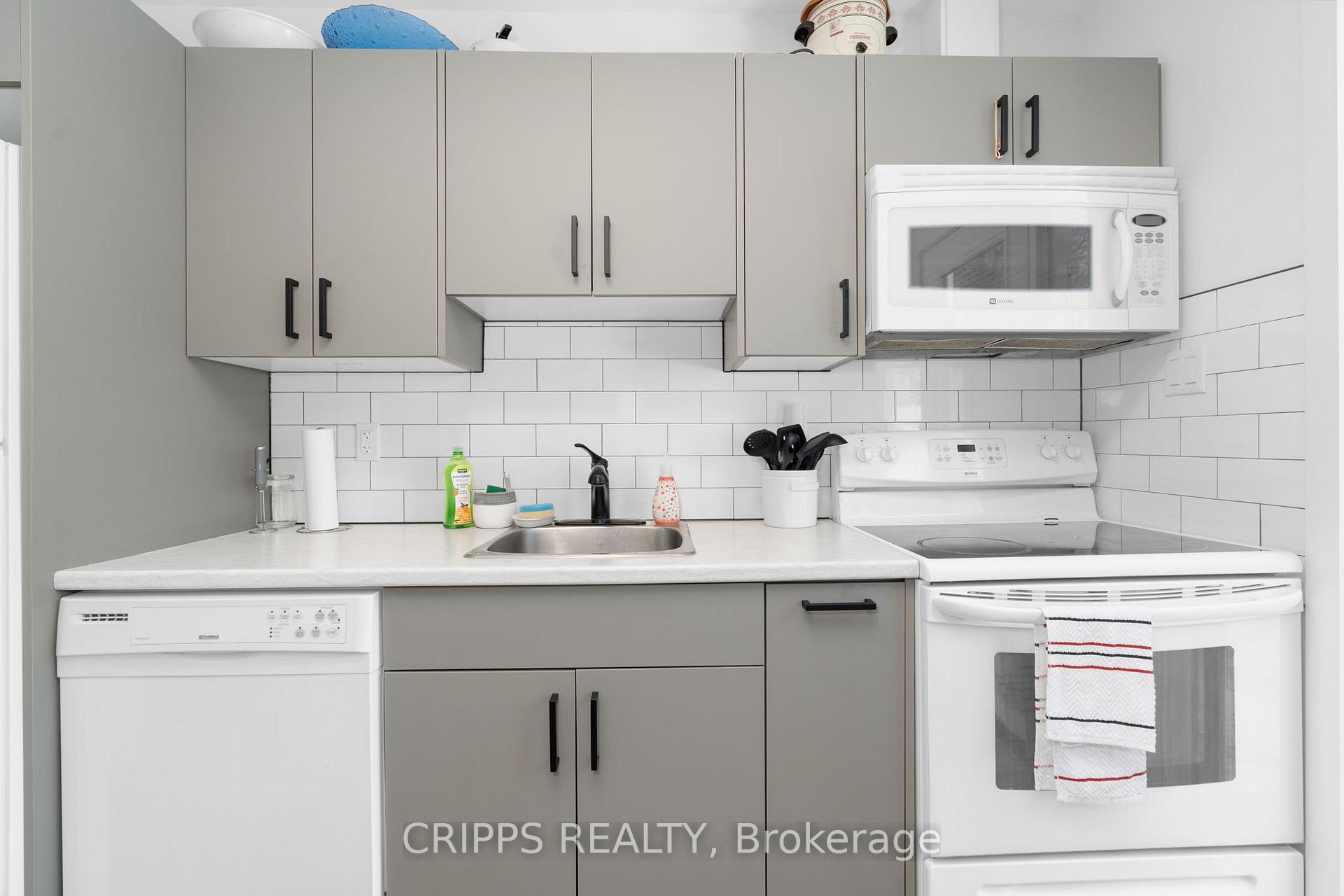 Photo 8 of 332 Browning Trail, Barrie, Letitia Heights — HOMEH