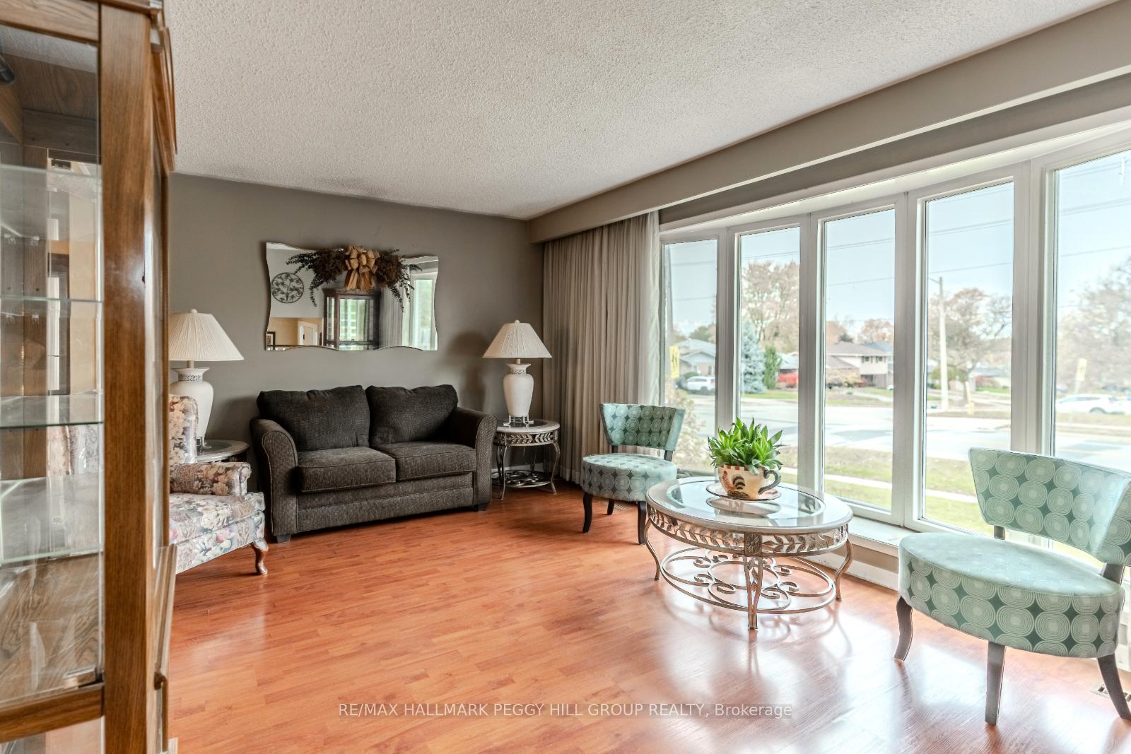 Photo 4 of 31 Little Avenue, Barrie, Allandale Heights — HOMEH