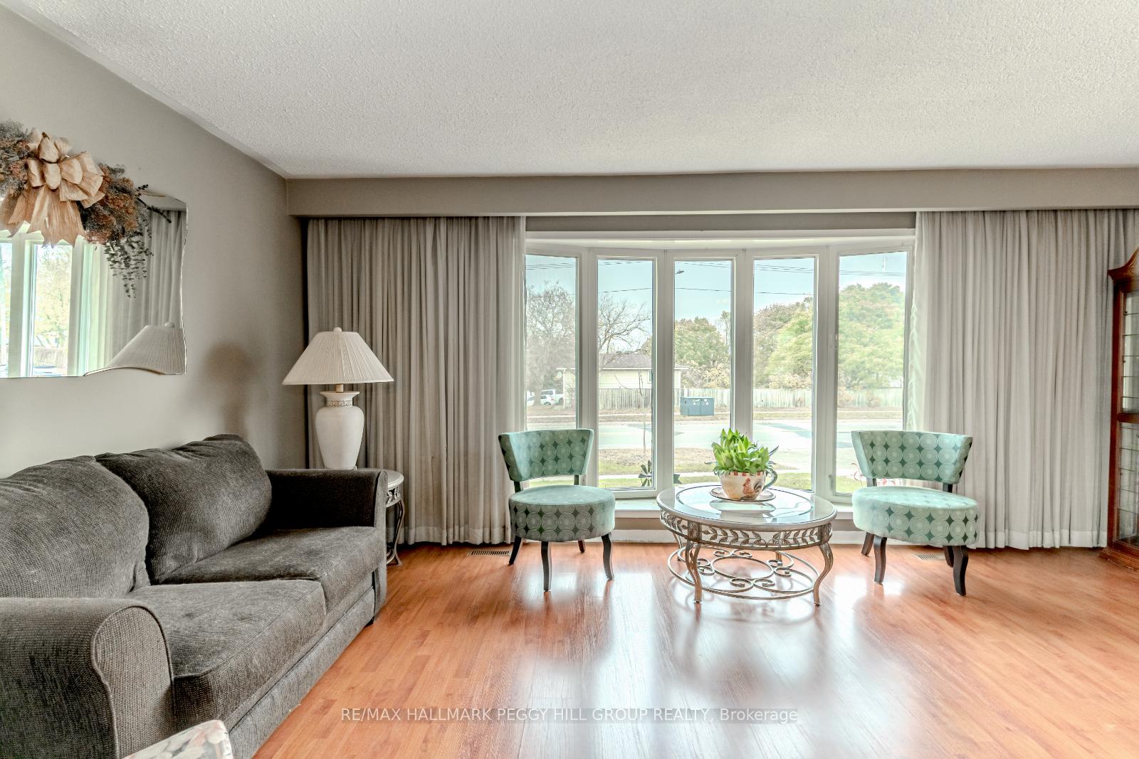 Photo 5 of 31 Little Avenue, Barrie, Allandale Heights — HOMEH