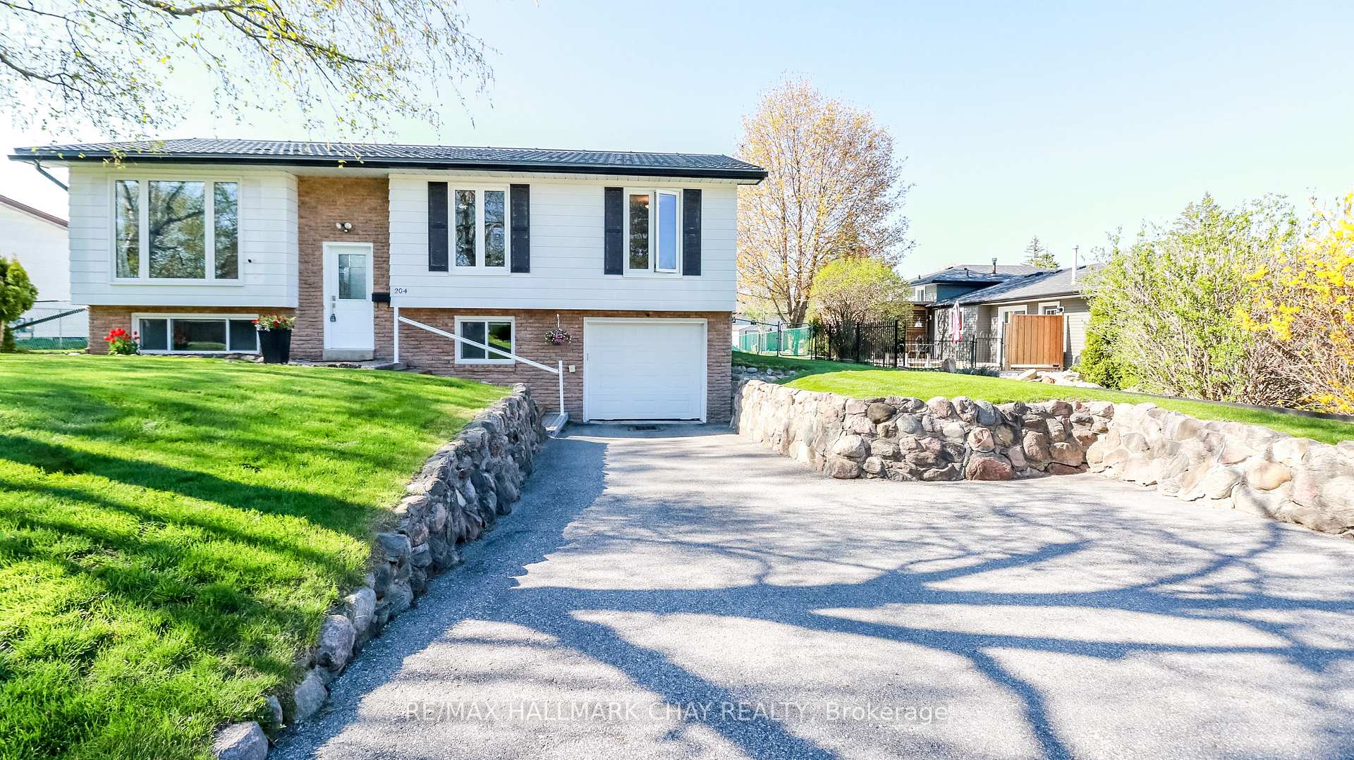 Photo 2 of 204 Cherry Court, Barrie, Bayshore — HOMEH
