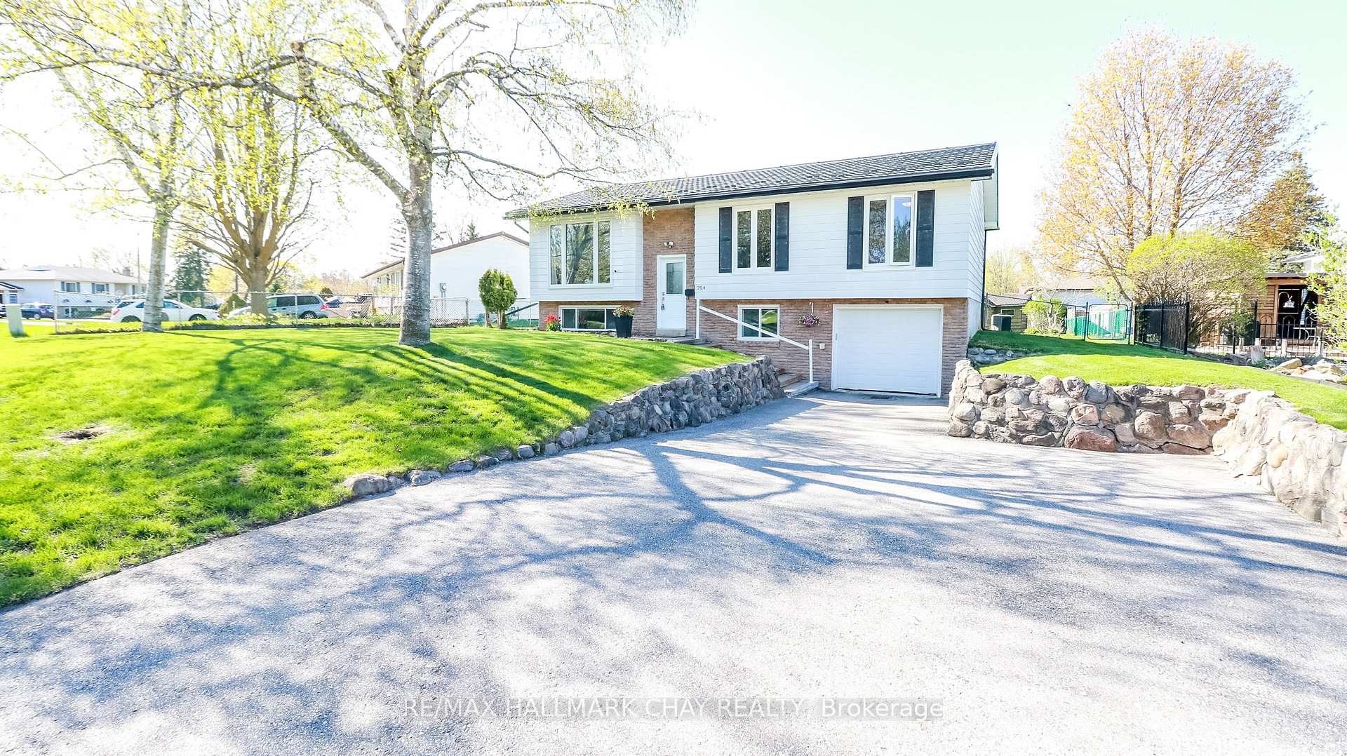 Photo 3 of 204 Cherry Court, Barrie, Bayshore — HOMEH