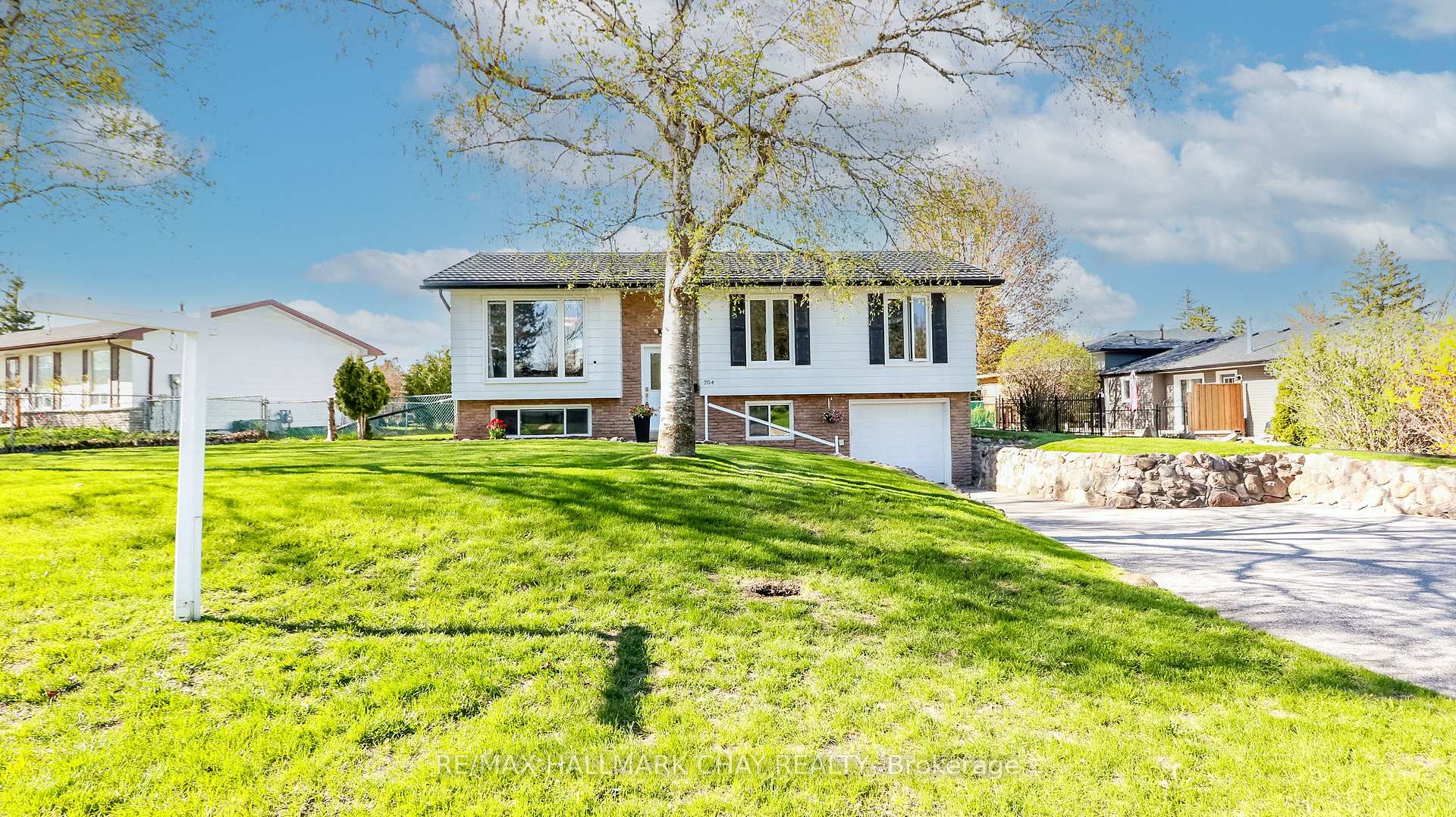 Photo 4 of 204 Cherry Court, Barrie, Bayshore — HOMEH