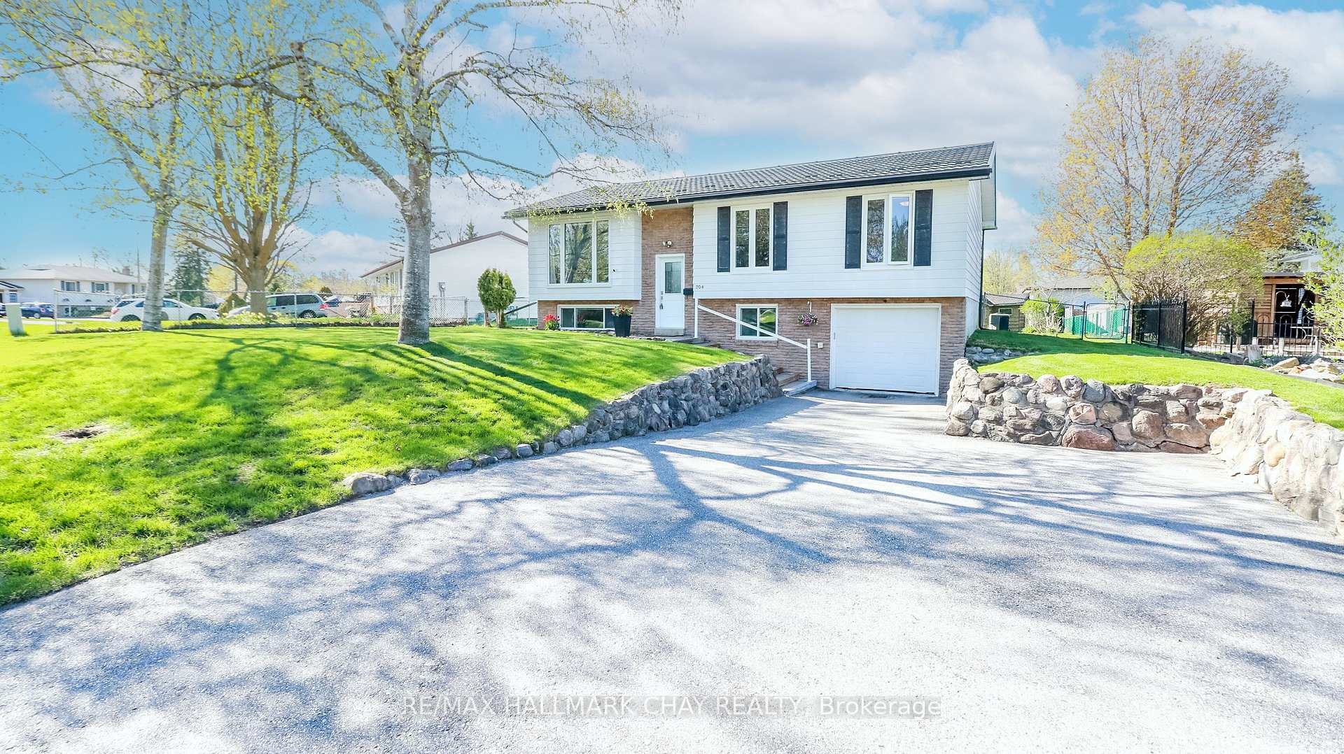 Photo 5 of 204 Cherry Court, Barrie, Bayshore — HOMEH