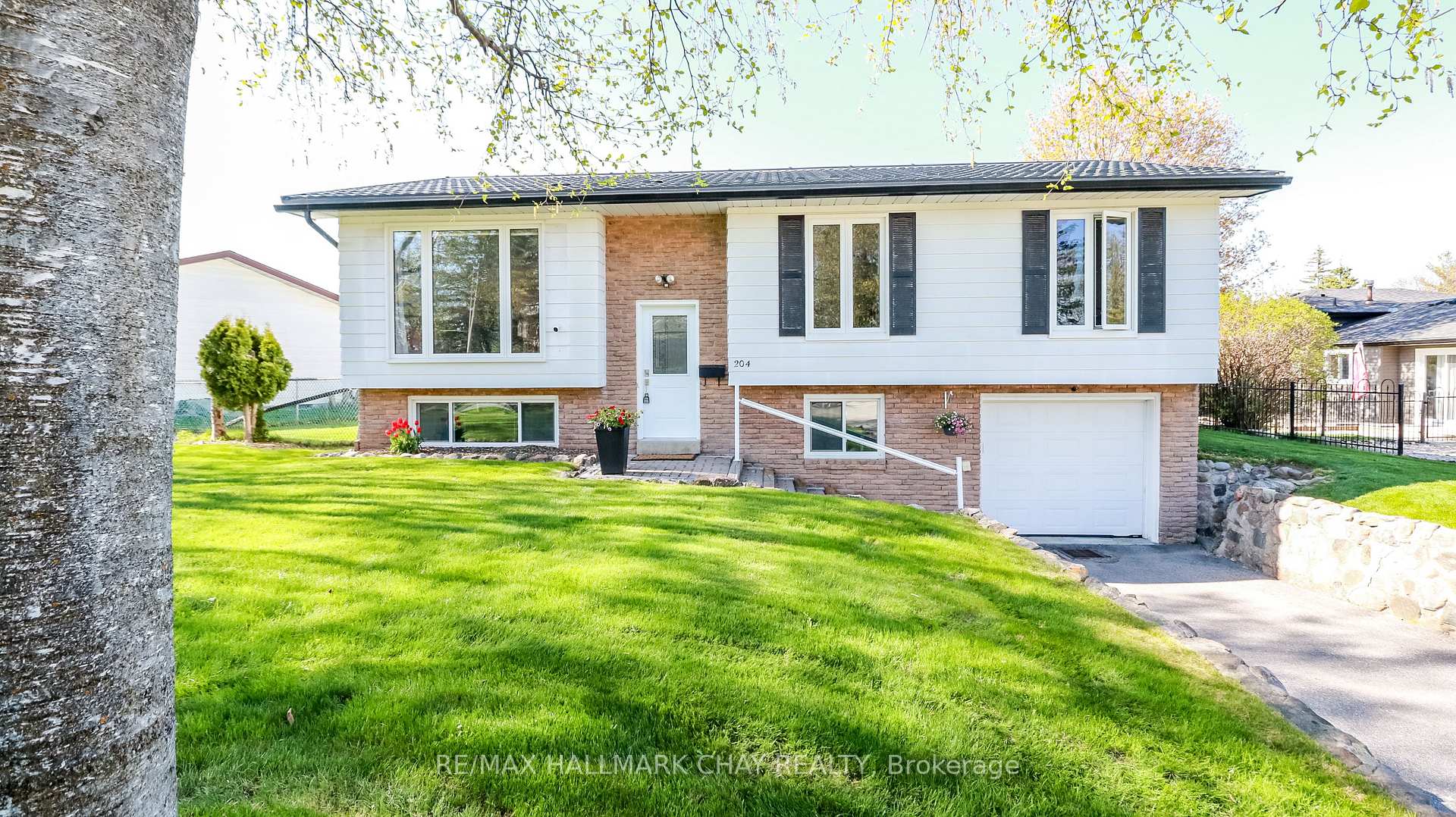 Photo 6 of 204 Cherry Court, Barrie, Bayshore — HOMEH