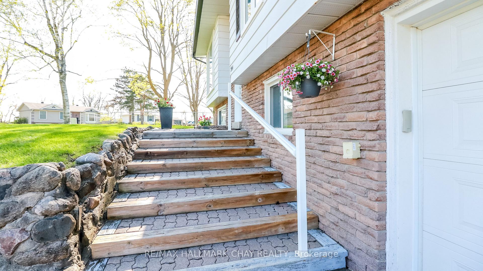 Photo 8 of 204 Cherry Court, Barrie, Bayshore — HOMEH