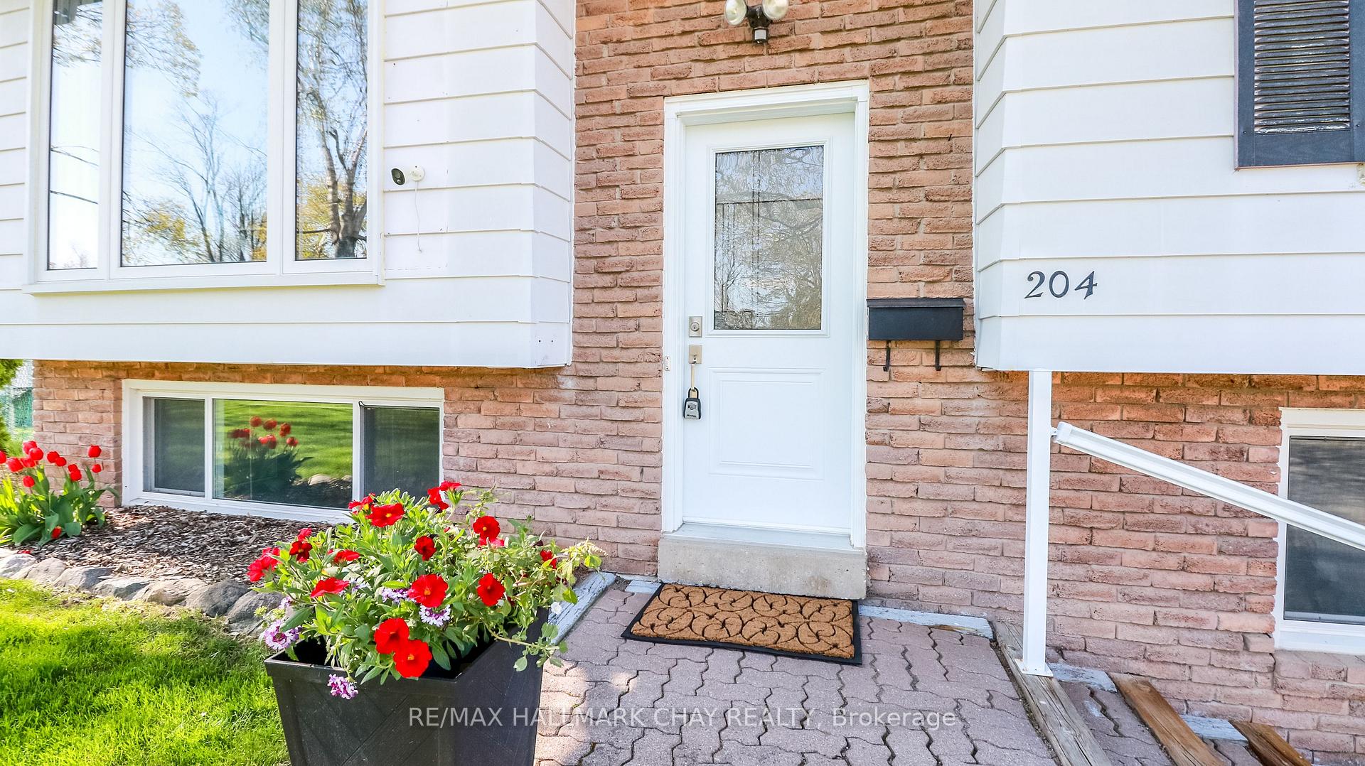 Photo 9 of 204 Cherry Court, Barrie, Bayshore — HOMEH