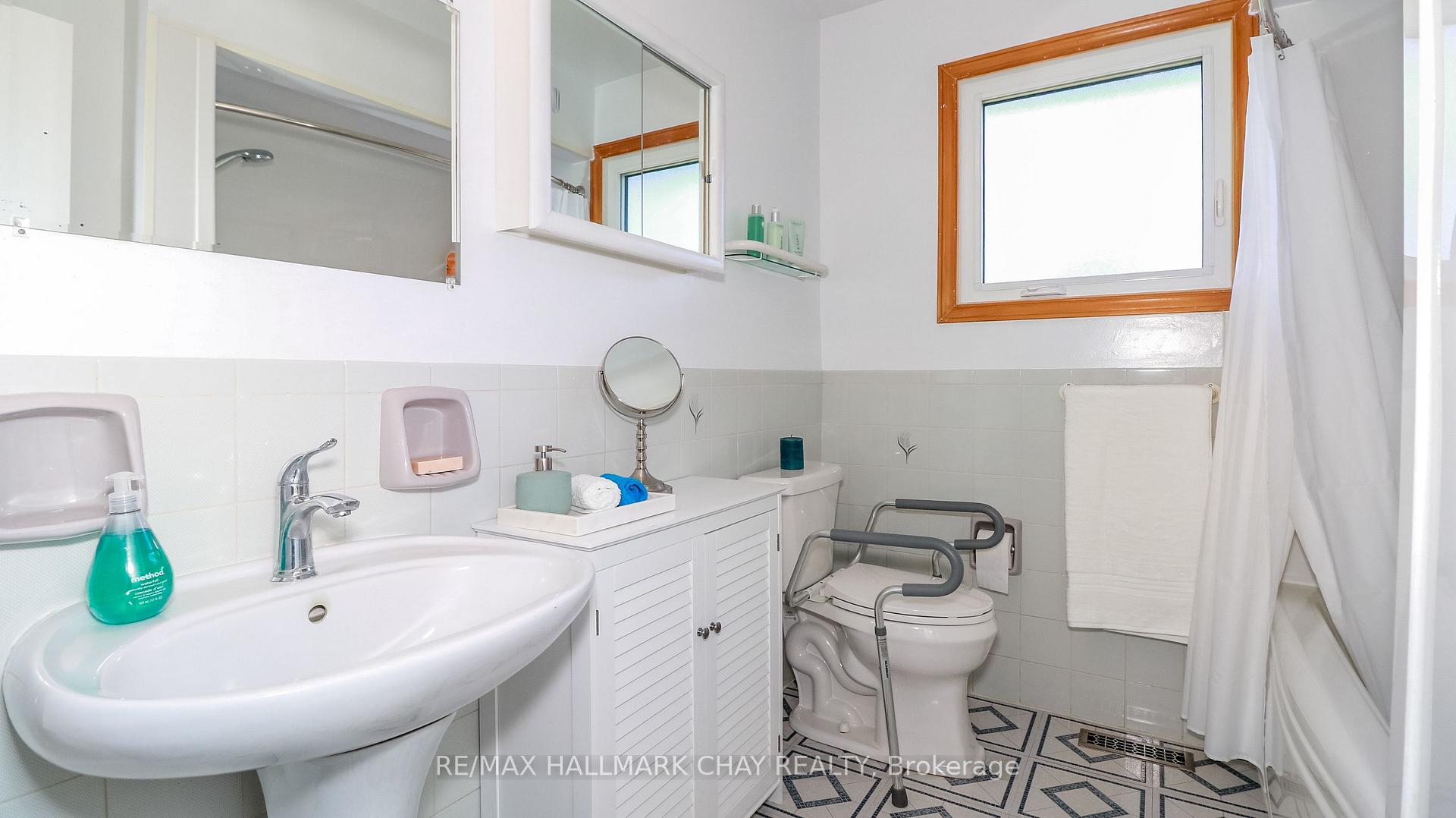 Photo 24 of 204 Cherry Court, Barrie, Bayshore — HOMEH