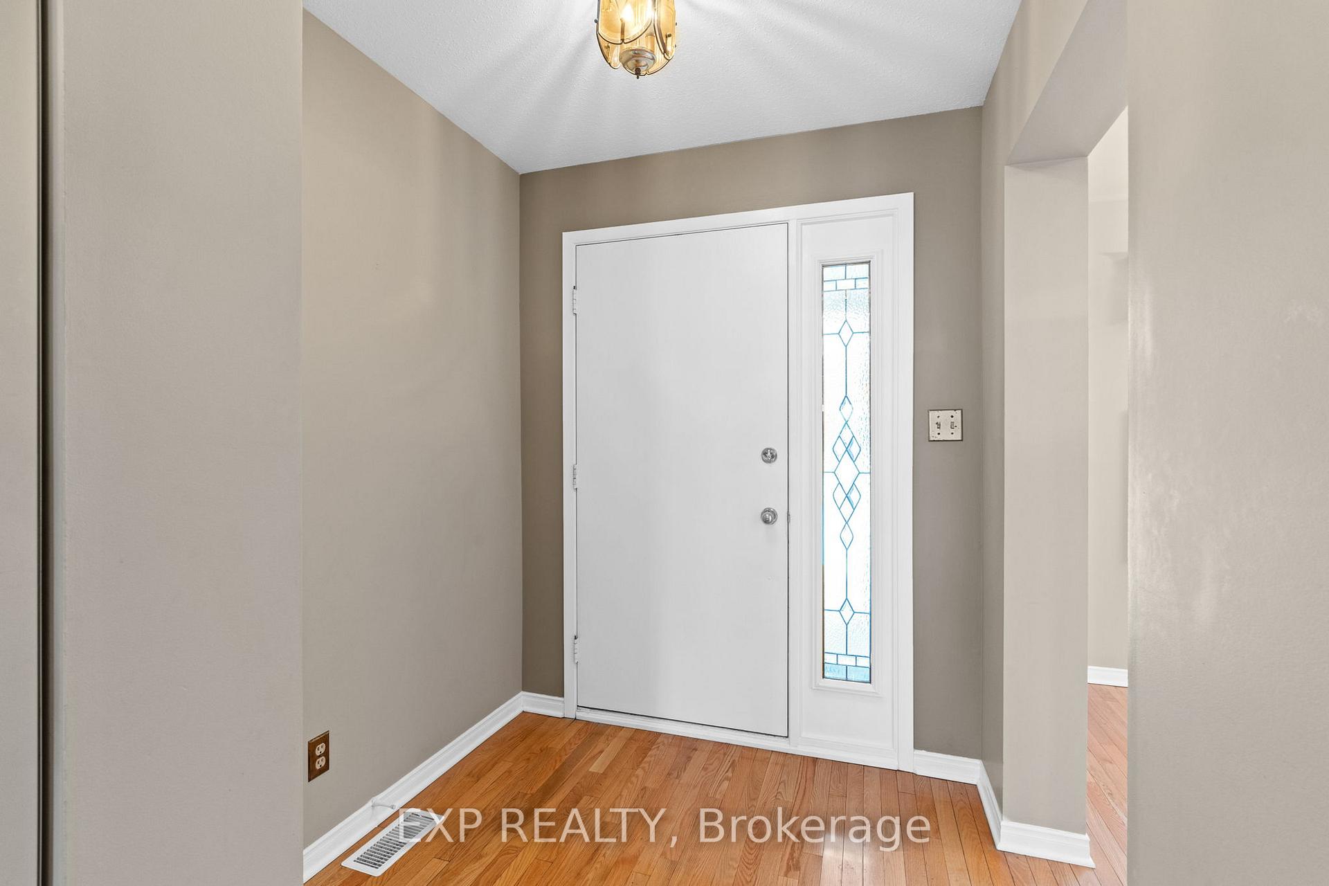 Photo 5 of 9 Fieldgate Drive, Ottawa, Barrhaven - Knollsbrook — HOMEH