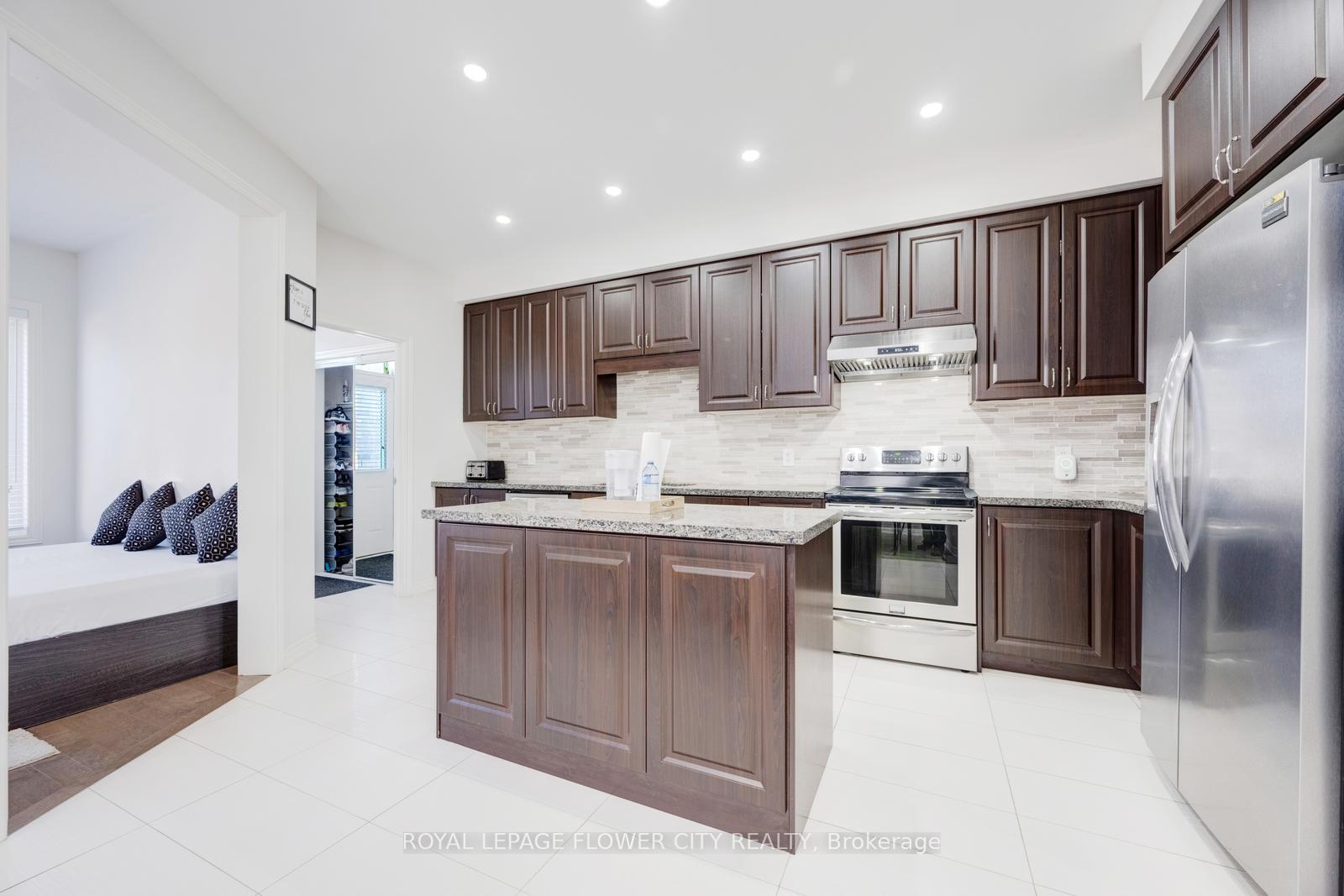 Photo 16 of 79 Yellowknife Road, Brampton, Sandringham-Wellington North — HOMEH