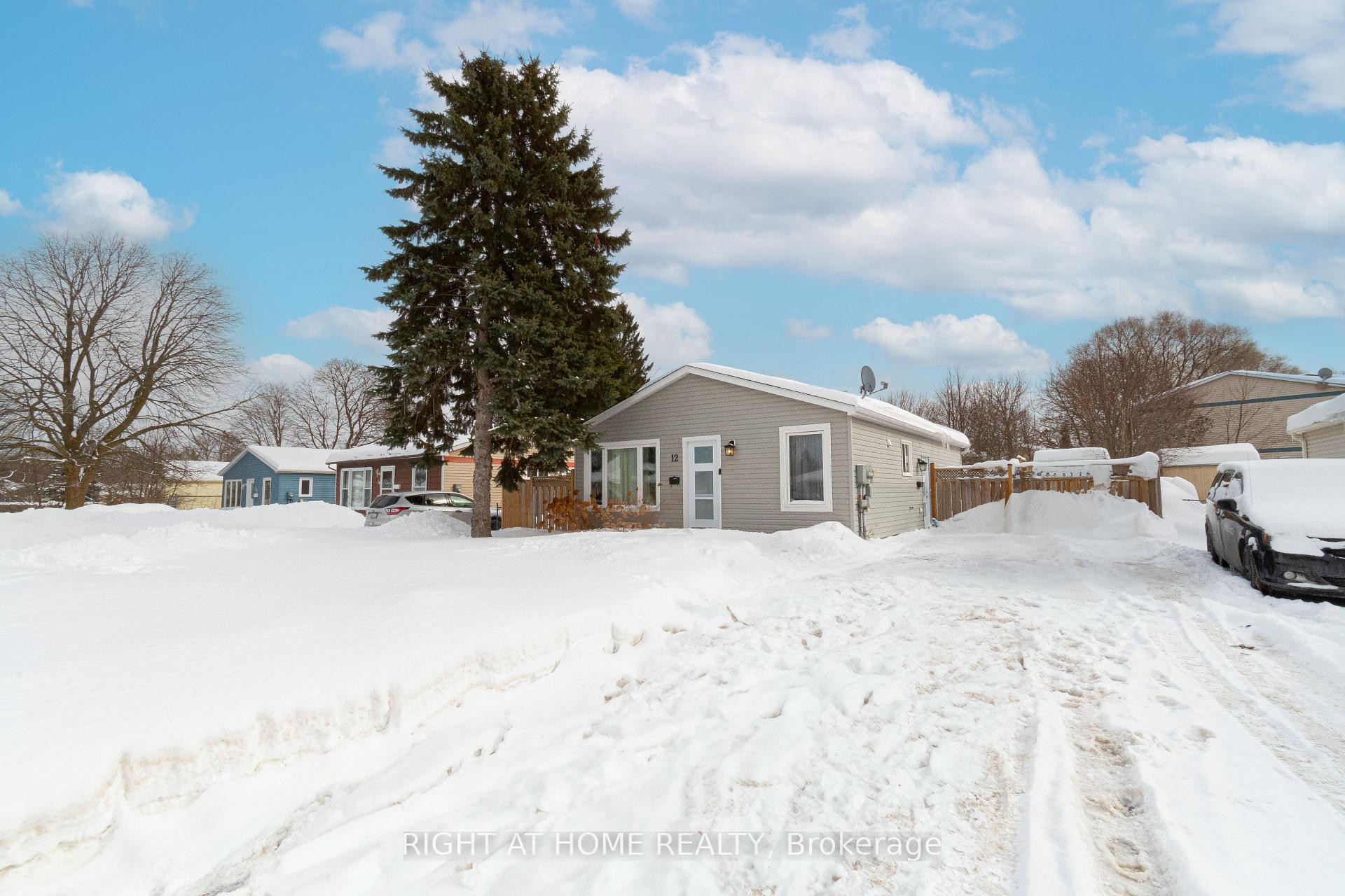 Photo 3 of 12 Frost Trail, Barrie, Letitia Heights — HOMEH