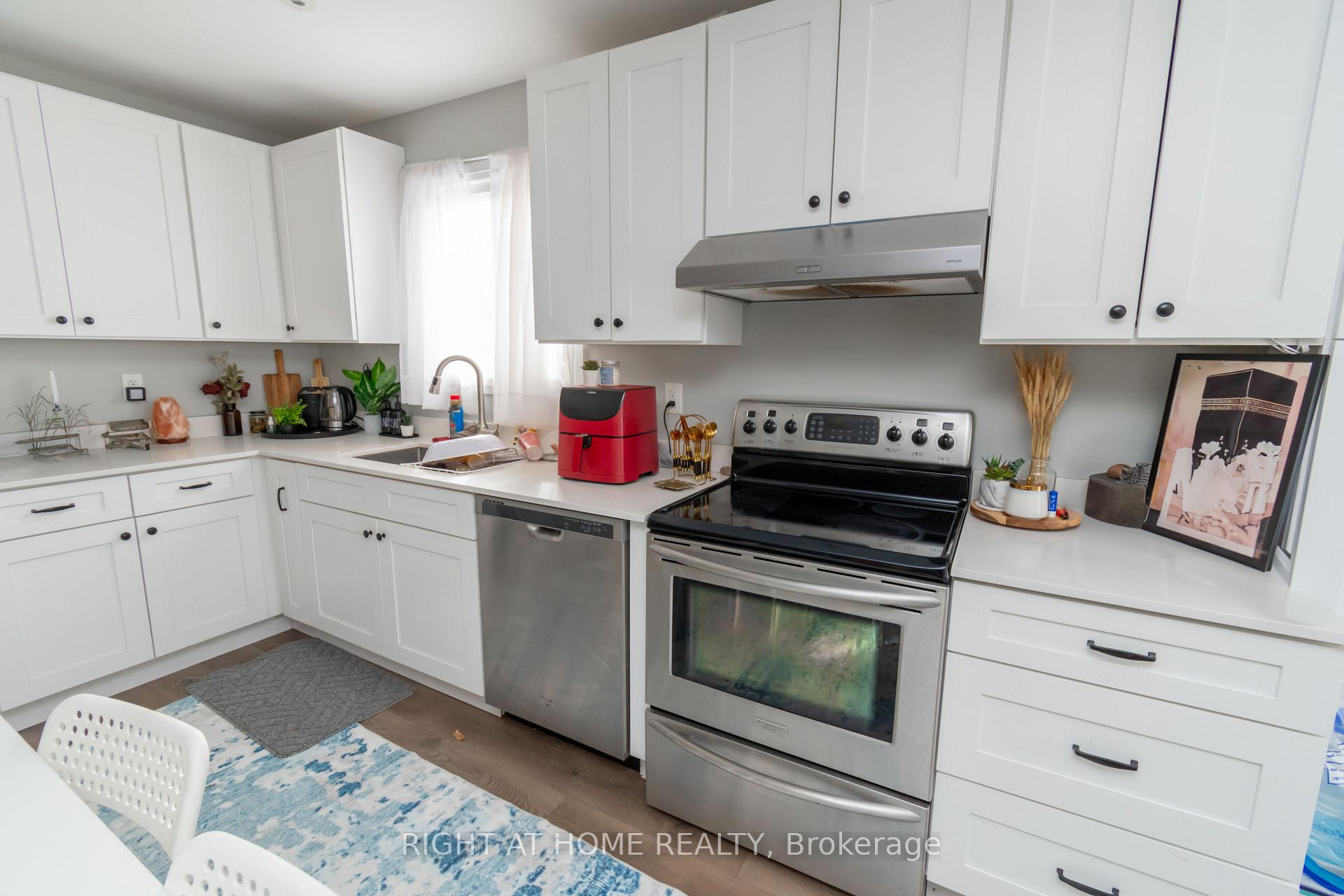 Photo 10 of 12 Frost Trail, Barrie, Letitia Heights — HOMEH