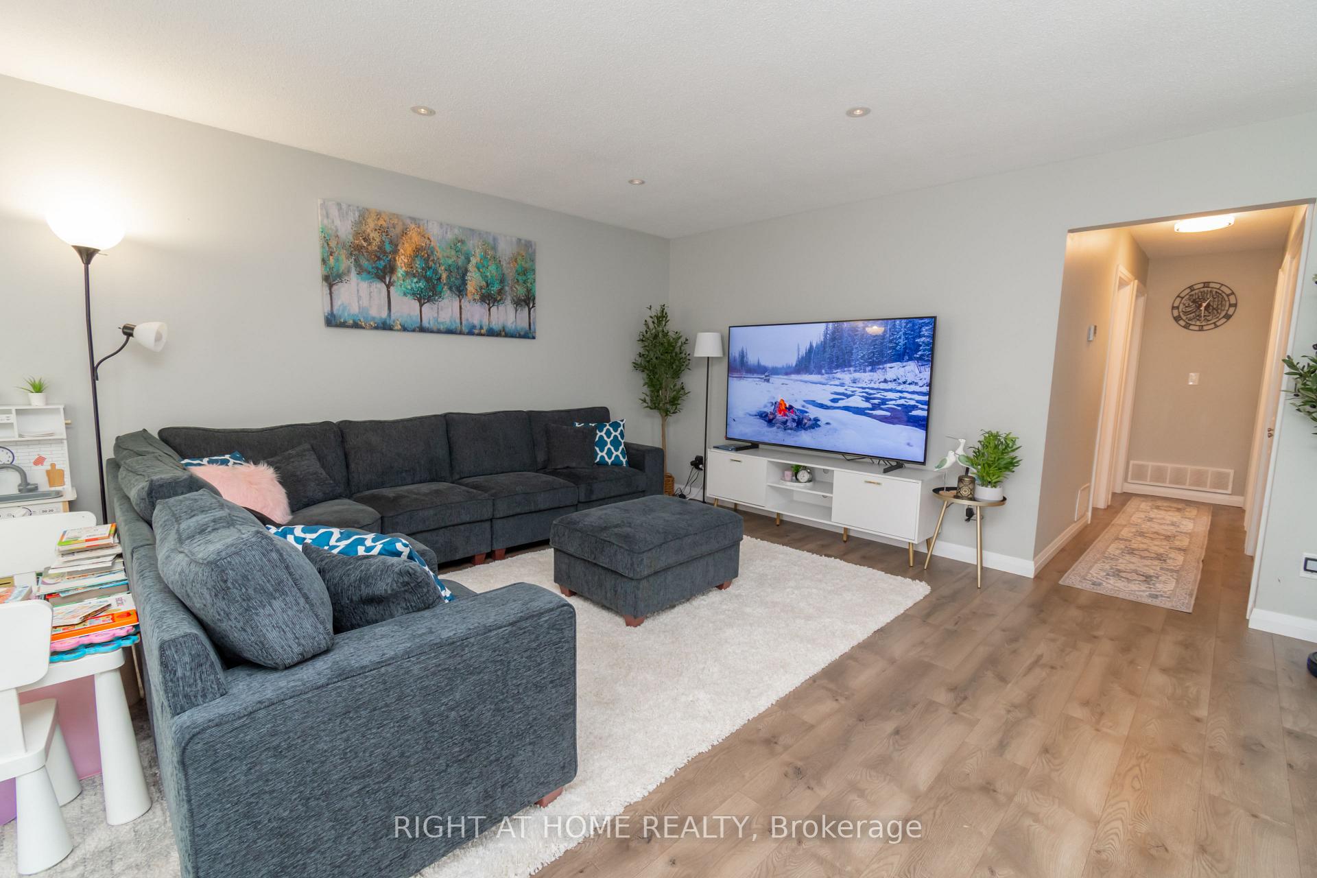 Photo 13 of 12 Frost Trail, Barrie, Letitia Heights — HOMEH