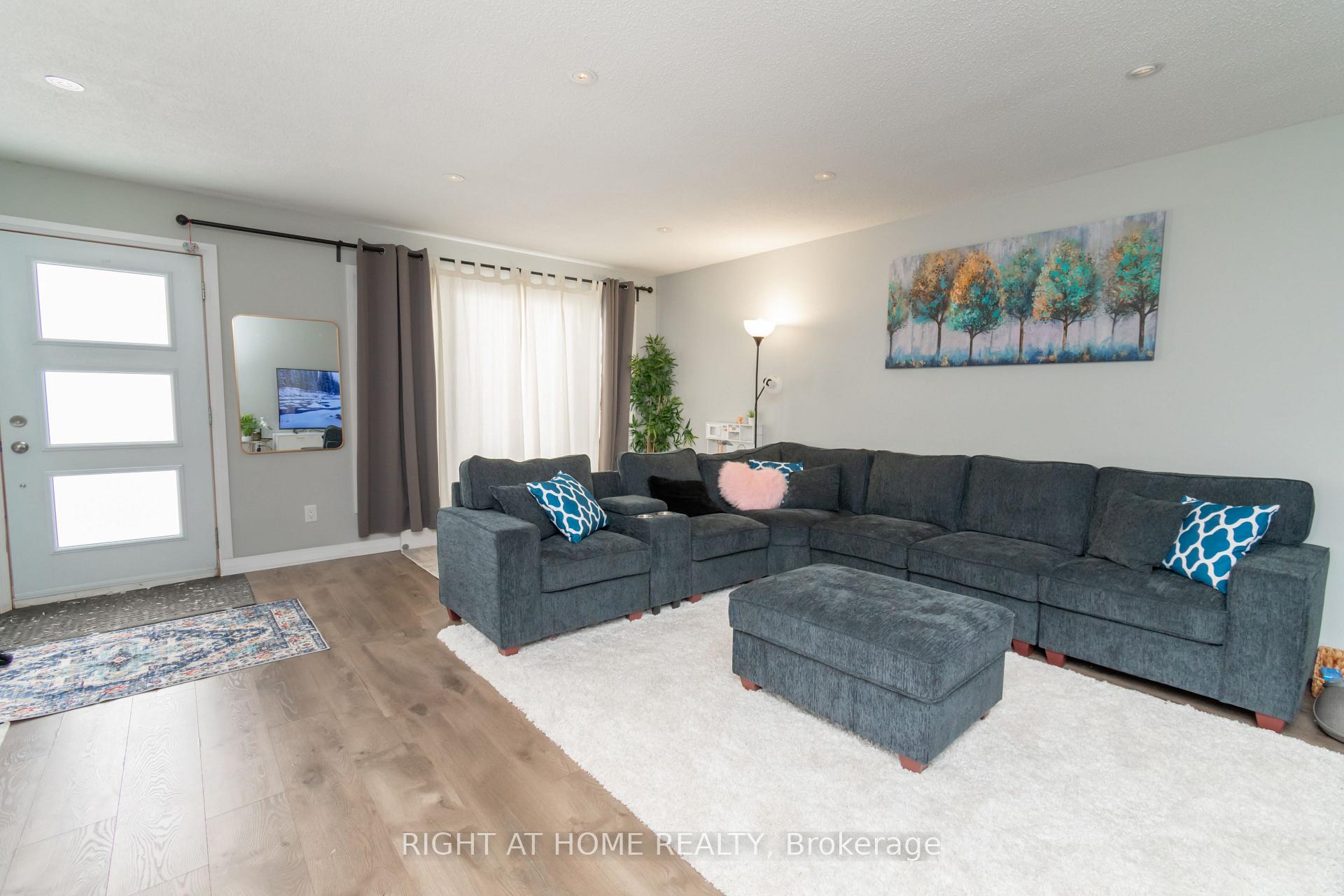 Photo 14 of 12 Frost Trail, Barrie, Letitia Heights — HOMEH
