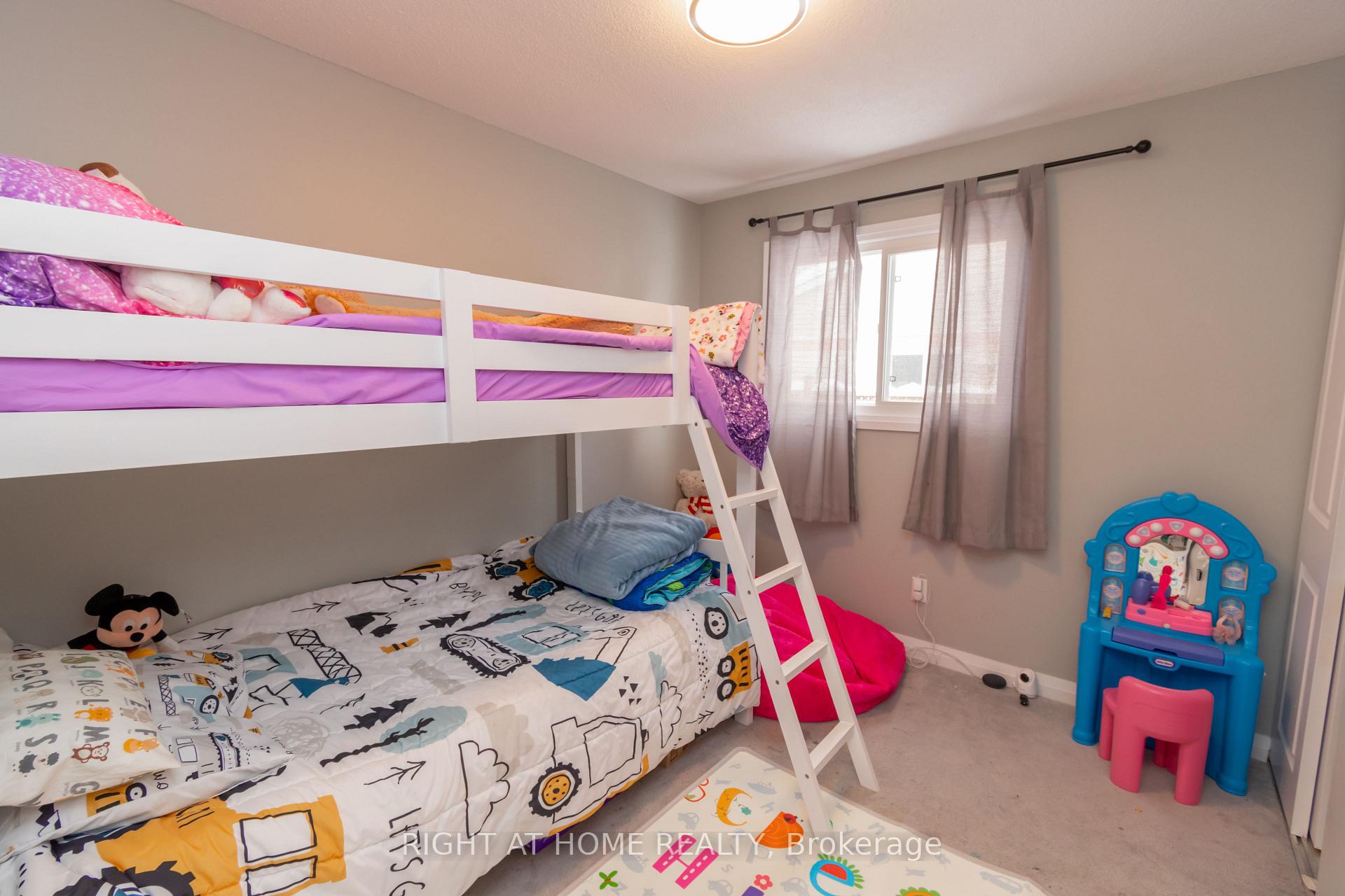 Photo 16 of 12 Frost Trail, Barrie, Letitia Heights — HOMEH
