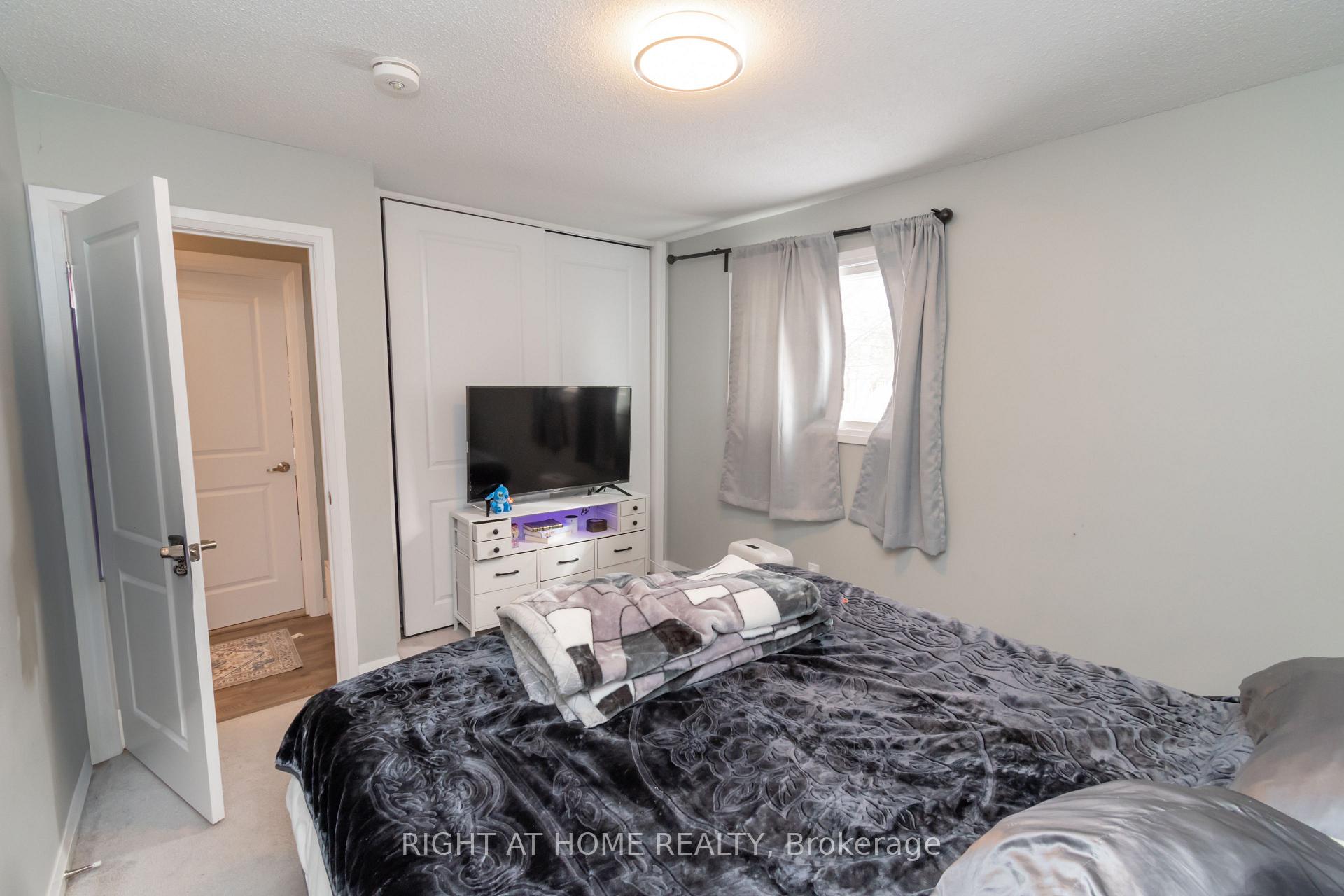 Photo 17 of 12 Frost Trail, Barrie, Letitia Heights — HOMEH