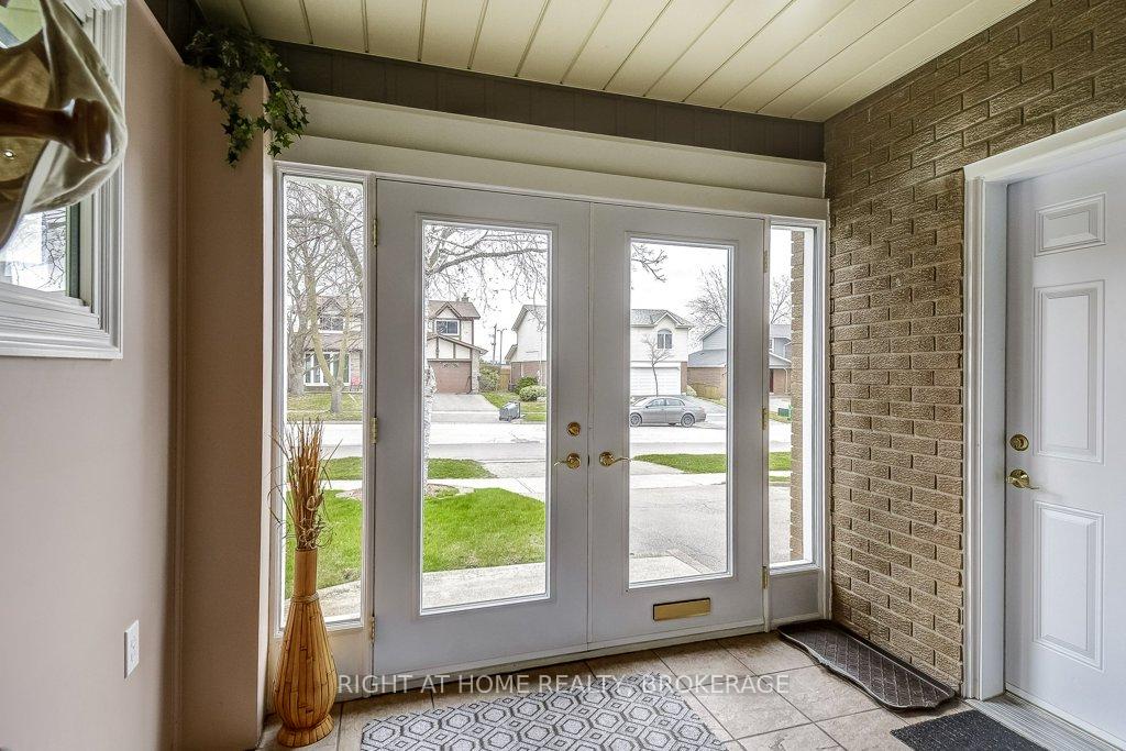 Photo 7 of 110 Elgin Drive, Brampton, Brampton South — HOMEH