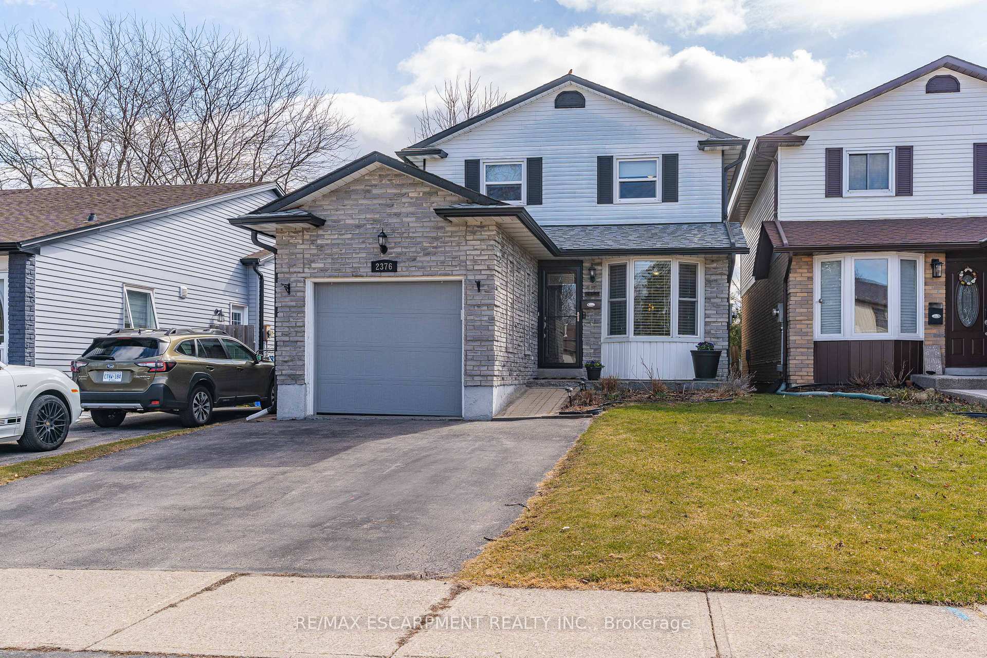 Photo 2 of 2376 Holyhead Drive, Burlington, Brant Hills — HOMEH