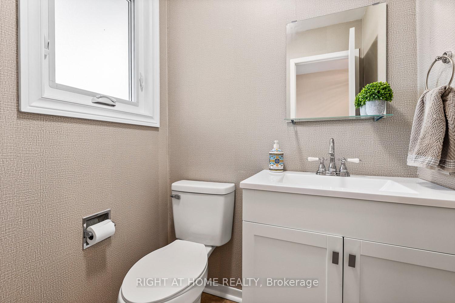 Photo 4 of 41 Steepleview Crescent, Richmond Hill, North Richvale — HOMEH