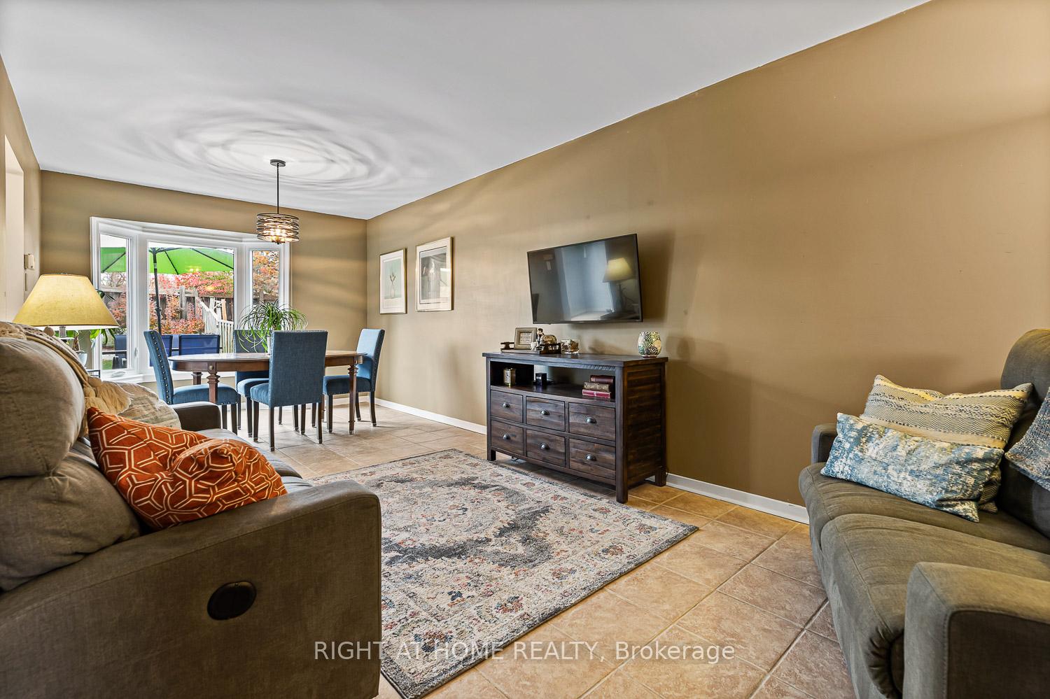 Photo 5 of 41 Steepleview Crescent, Richmond Hill, North Richvale — HOMEH