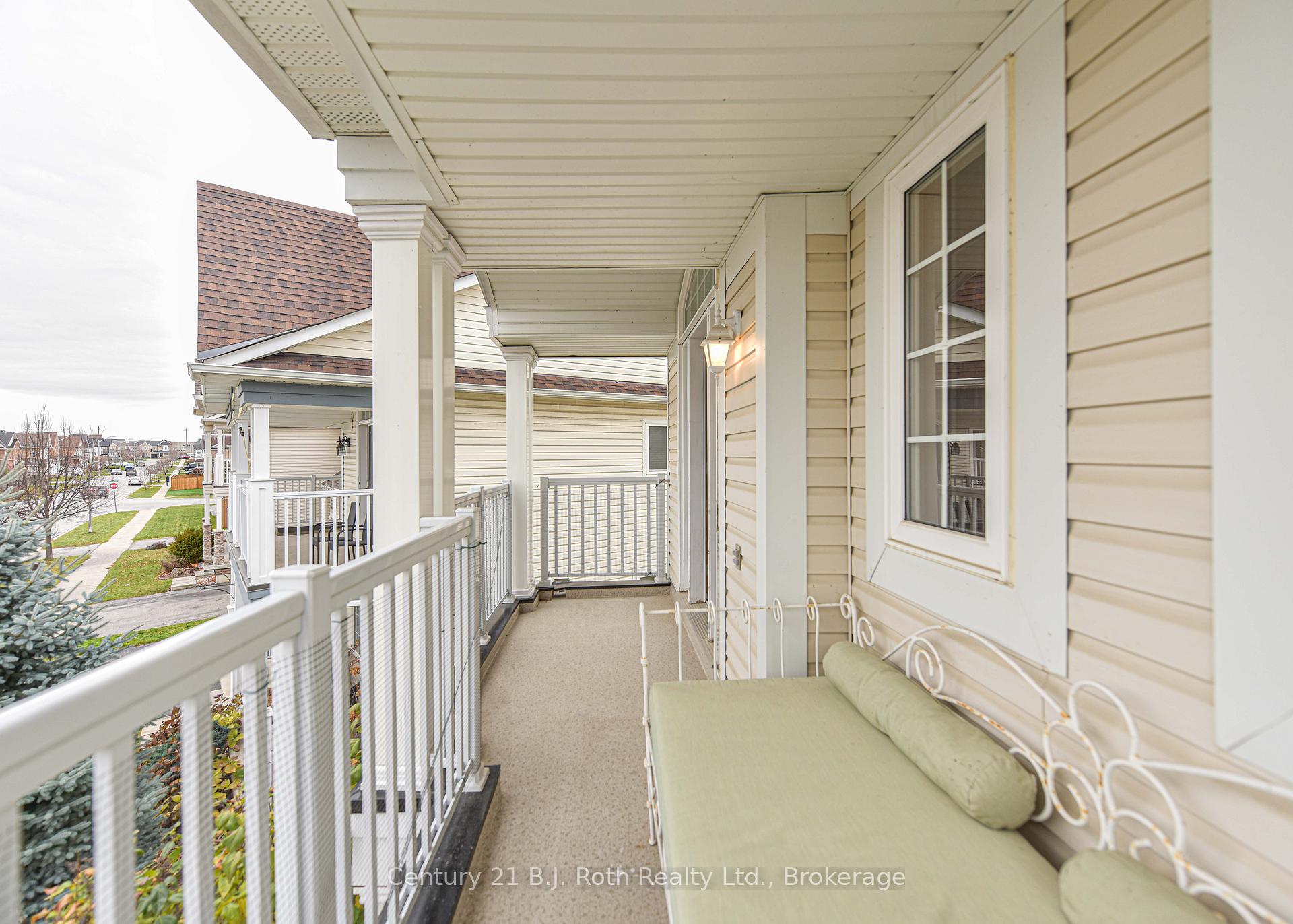 Photo 4 of 10 Regalia Way, Barrie, Innis-Shore — HOMEH