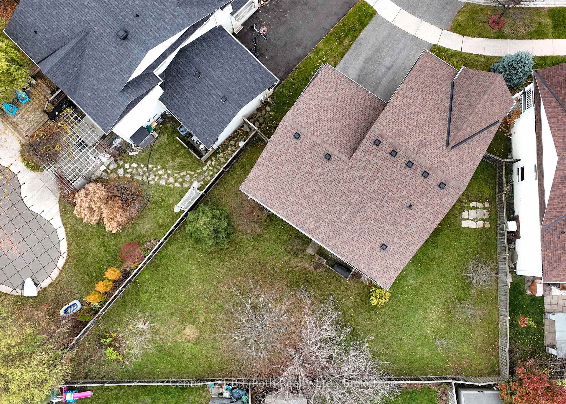 Photo 5 of 10 Regalia Way, Barrie, Innis-Shore — HOMEH