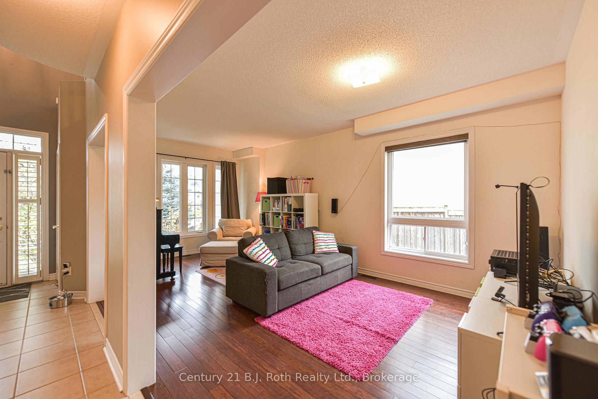 Photo 13 of 10 Regalia Way, Barrie, Innis-Shore — HOMEH