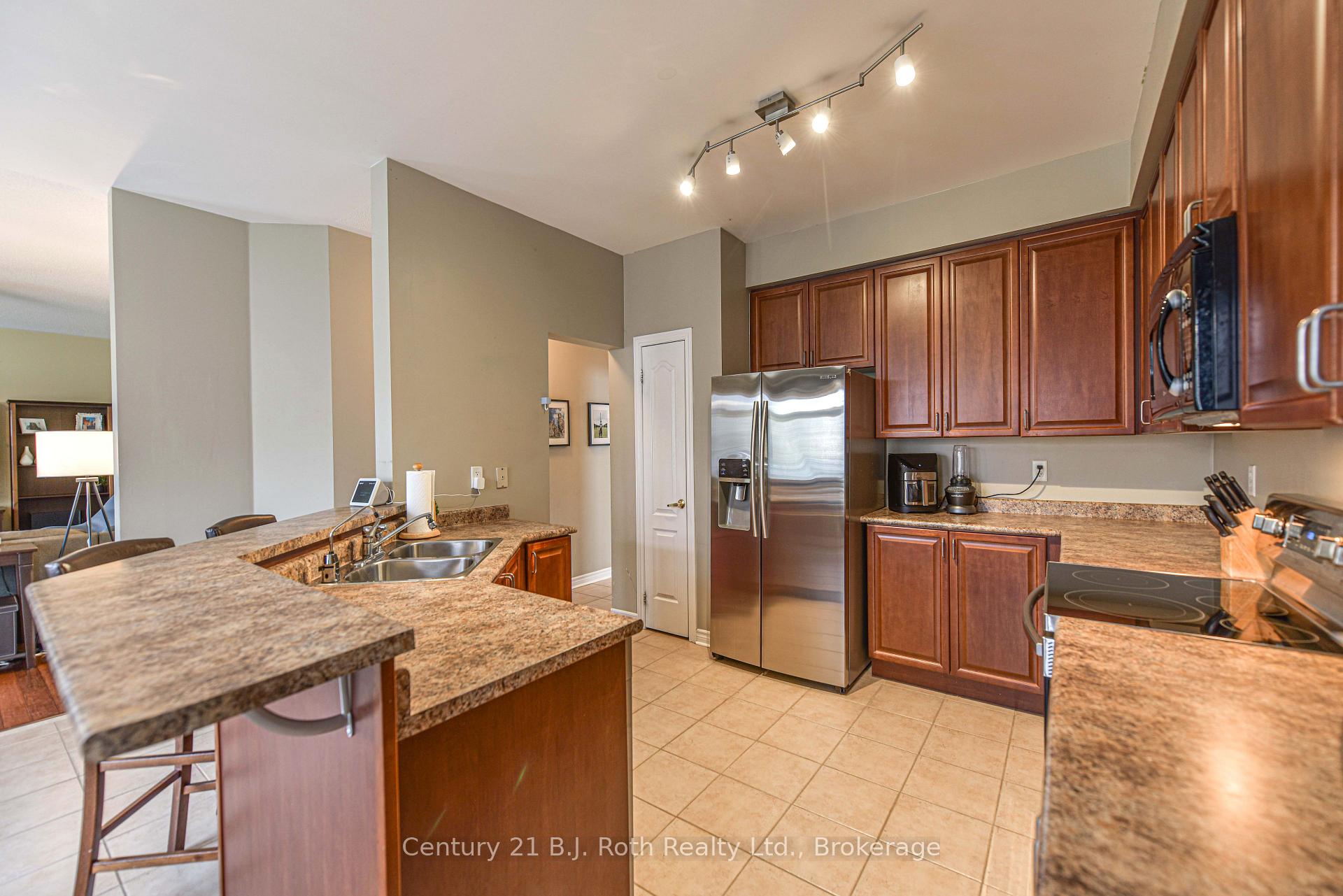 Photo 17 of 10 Regalia Way, Barrie, Innis-Shore — HOMEH