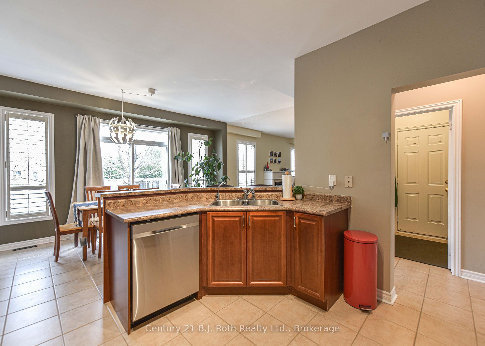 Photo 18 of 10 Regalia Way, Barrie, Innis-Shore — HOMEH