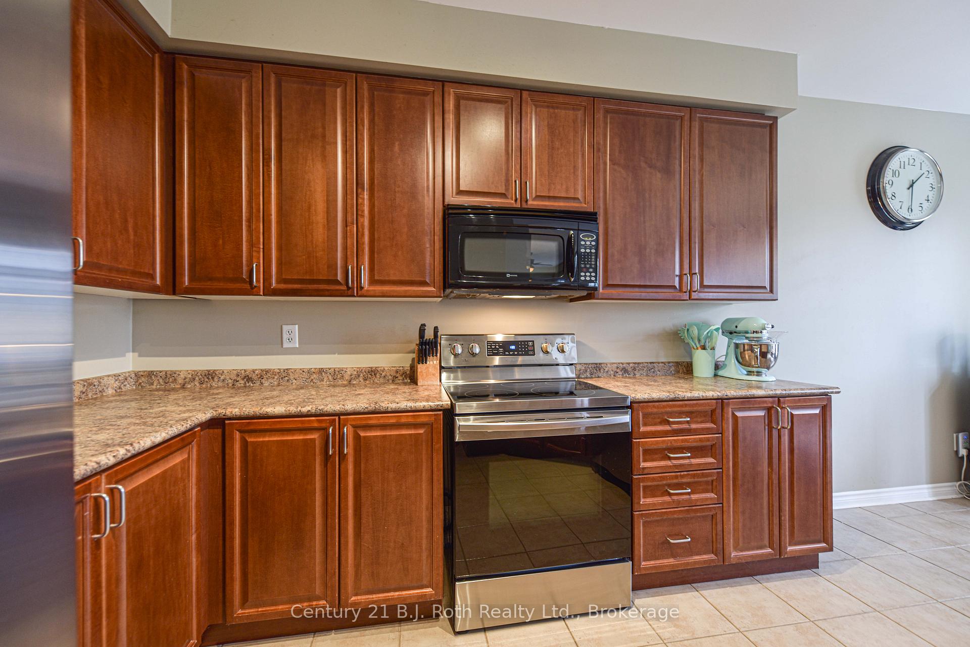 Photo 19 of 10 Regalia Way, Barrie, Innis-Shore — HOMEH
