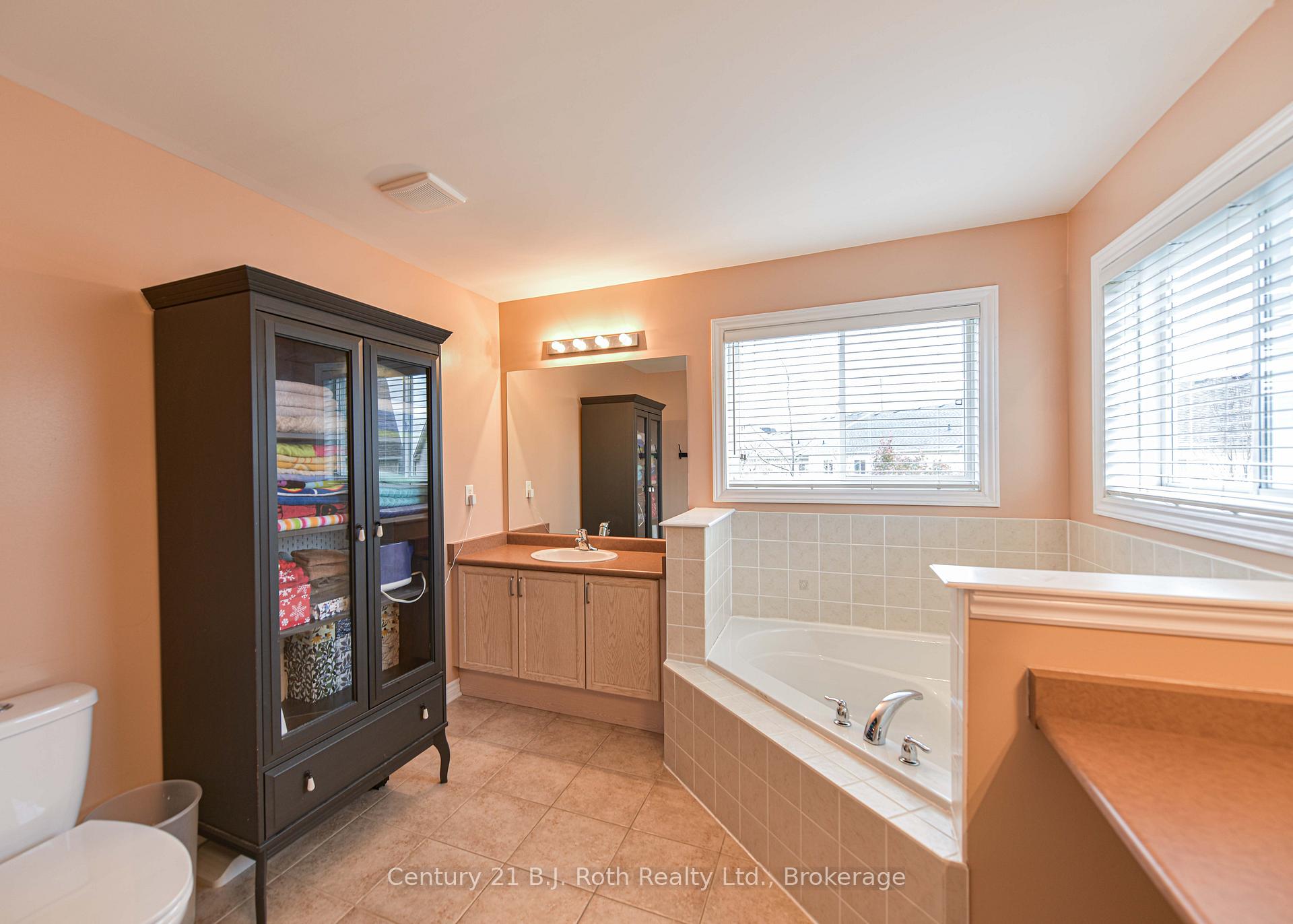 Photo 36 of 10 Regalia Way, Barrie, Innis-Shore — HOMEH
