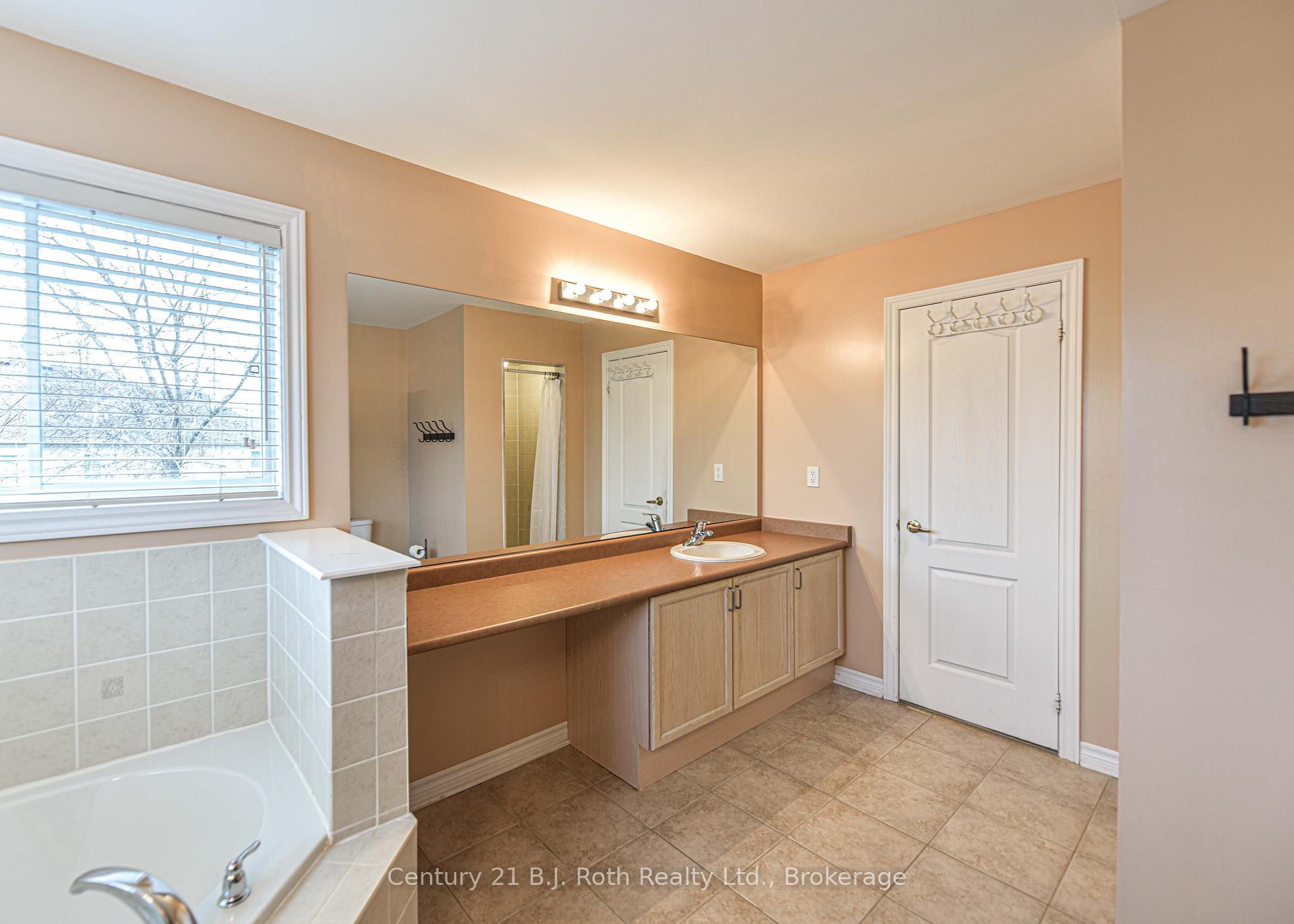 Photo 37 of 10 Regalia Way, Barrie, Innis-Shore — HOMEH