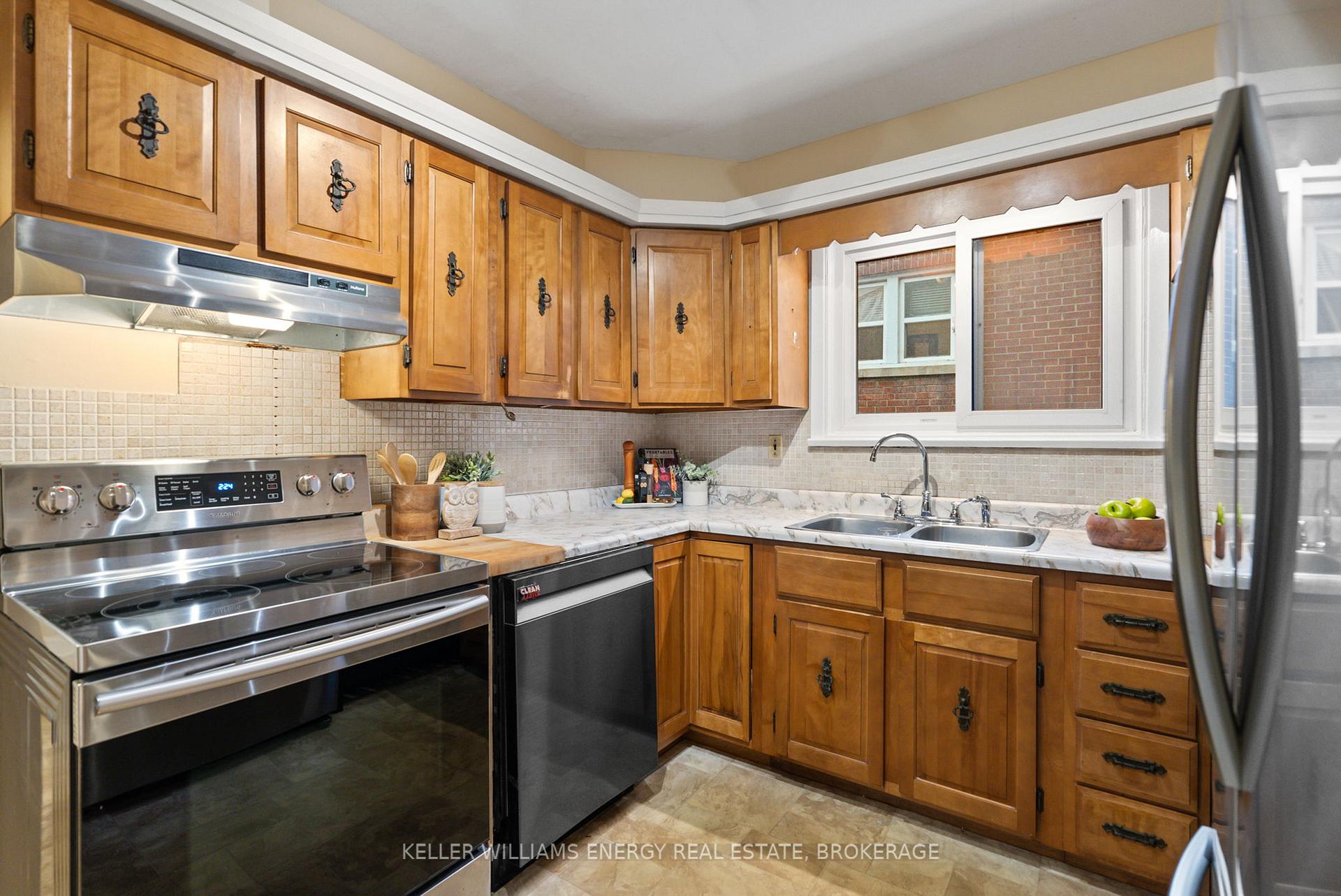 Photo 10 of 66 Quebec Street, Oshawa, Central — HOMEH