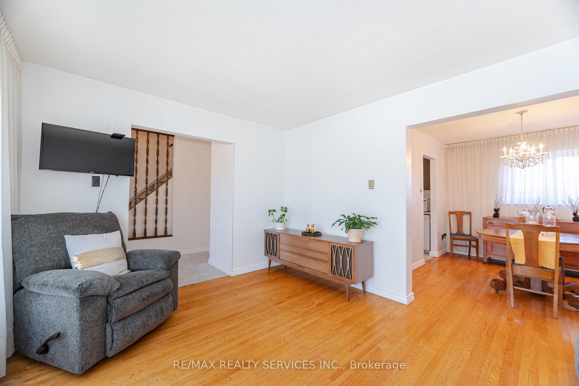 Photo 4 of 56 Forsythia Road, Brampton, Southgate — HOMEH