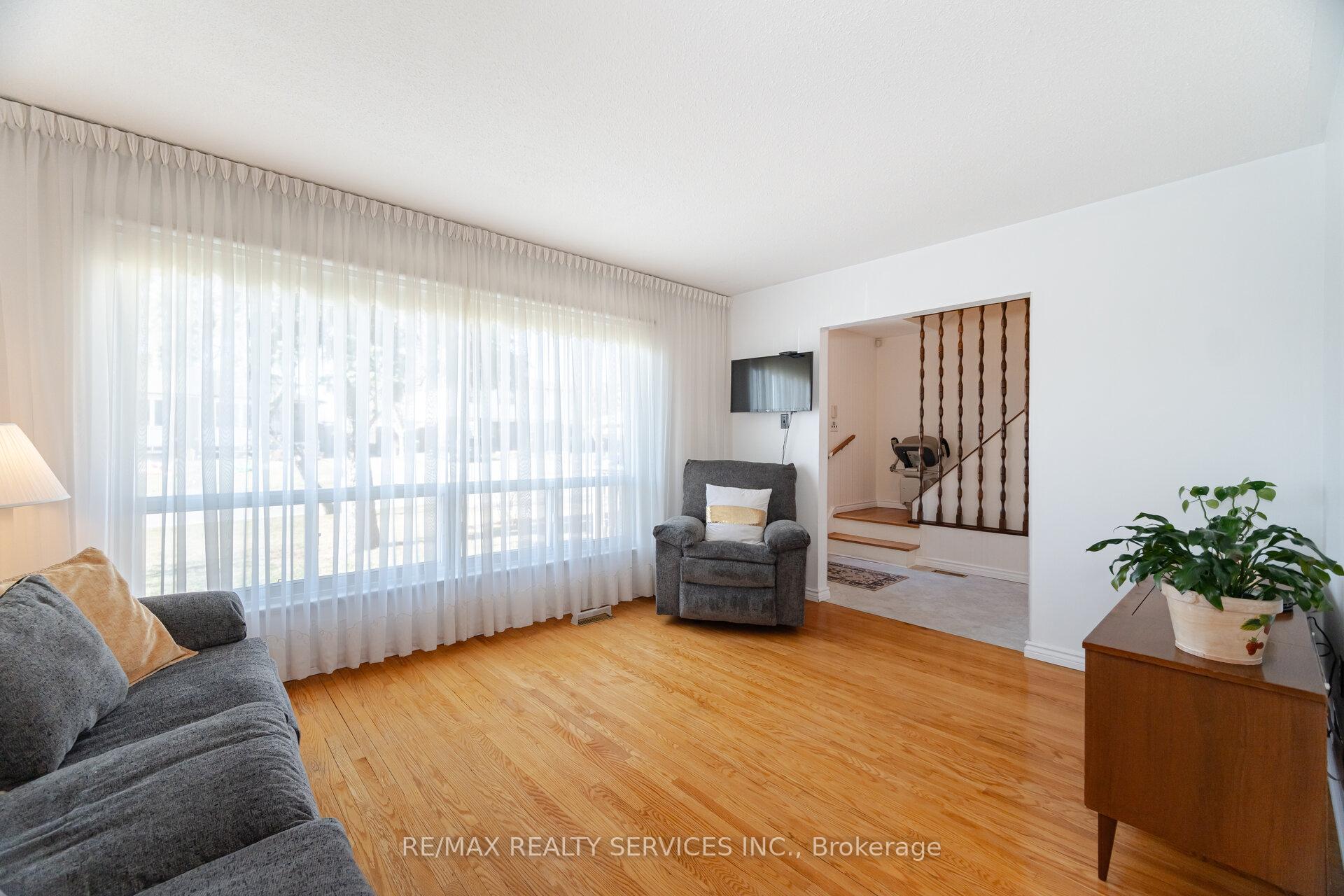 Photo 5 of 56 Forsythia Road, Brampton, Southgate — HOMEH
