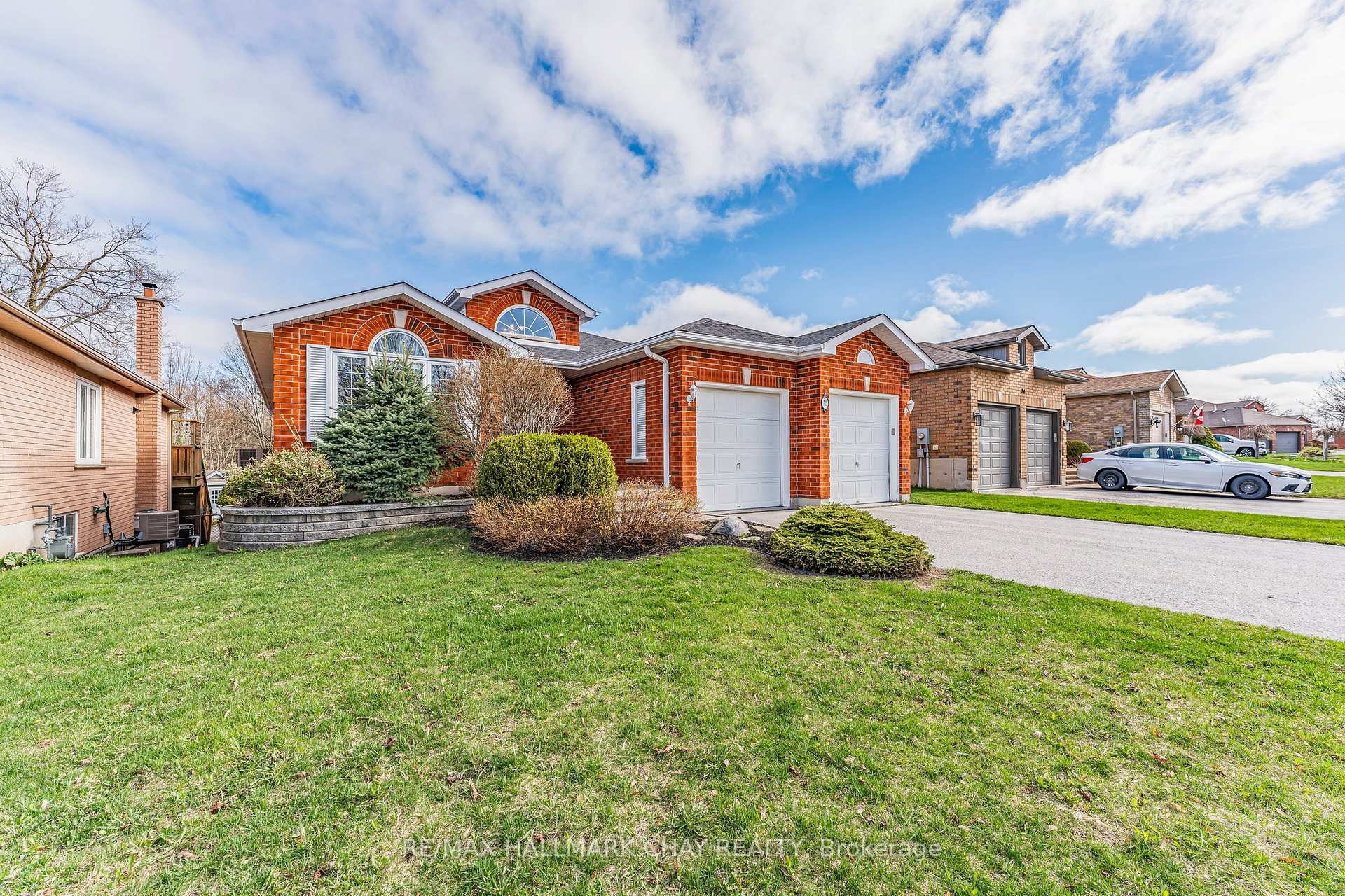 Photo 2 of 72 Columbia Road, Barrie, Holly — HOMEH