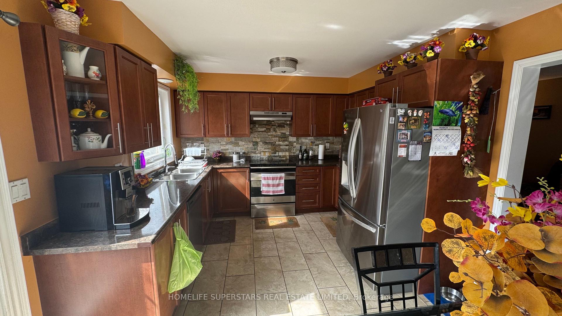 Photo 12 of 980 Peter Robertson Boulevard, Brampton, Sandringham-Wellington — HOMEH