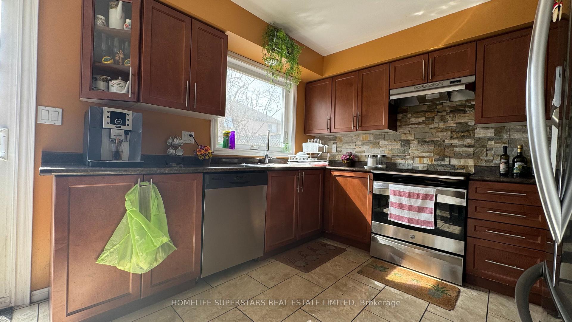 Photo 13 of 980 Peter Robertson Boulevard, Brampton, Sandringham-Wellington — HOMEH