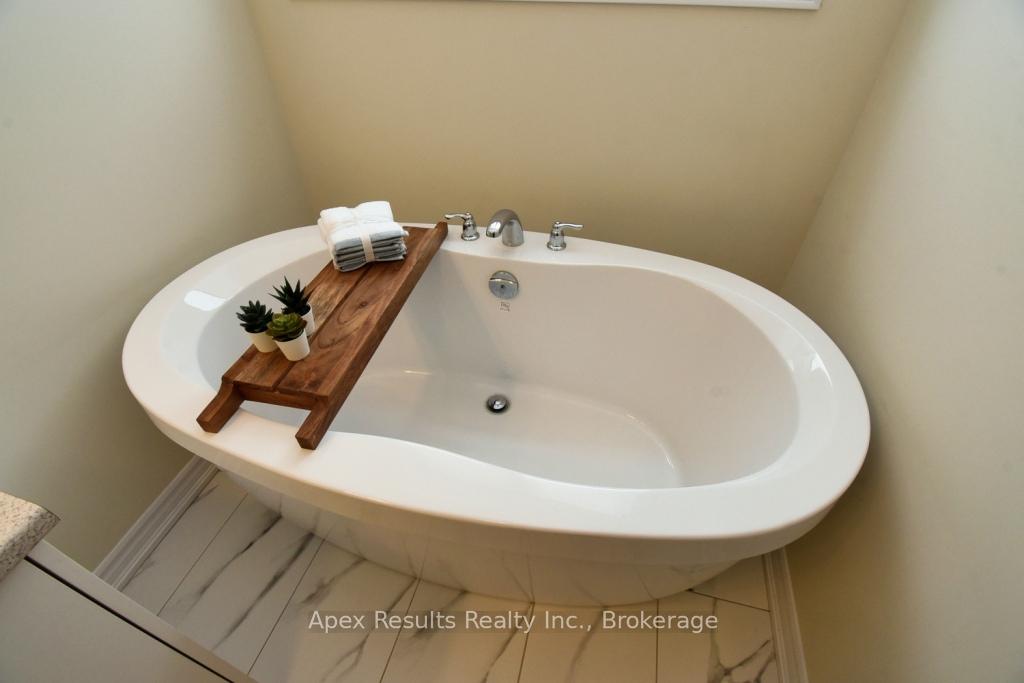Photo 24 of 1396 Almonte Drive, Burlington, Tyandaga — HOMEH